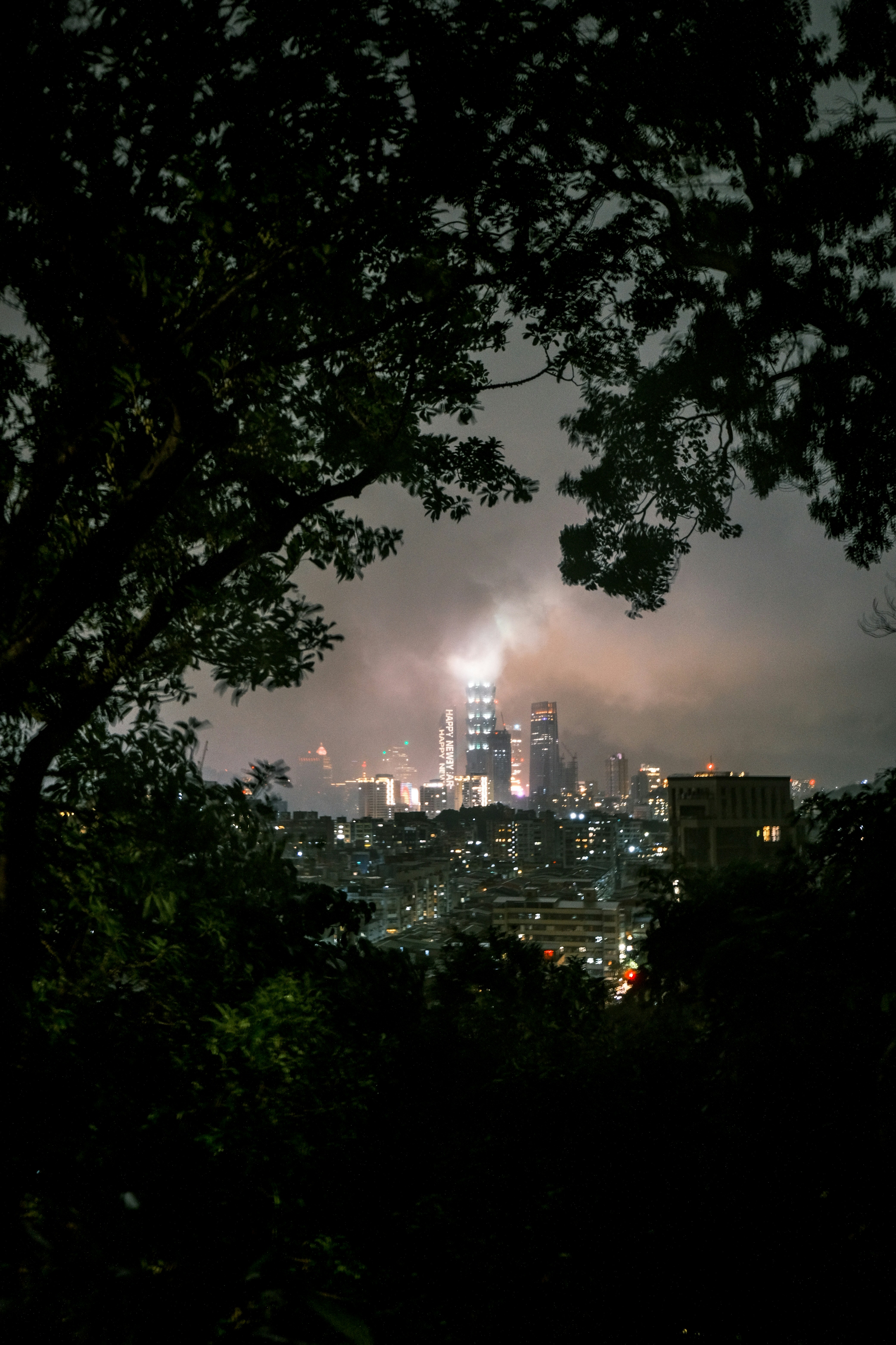 O horizonte da cidade iluminado à noite com fogos de artifício