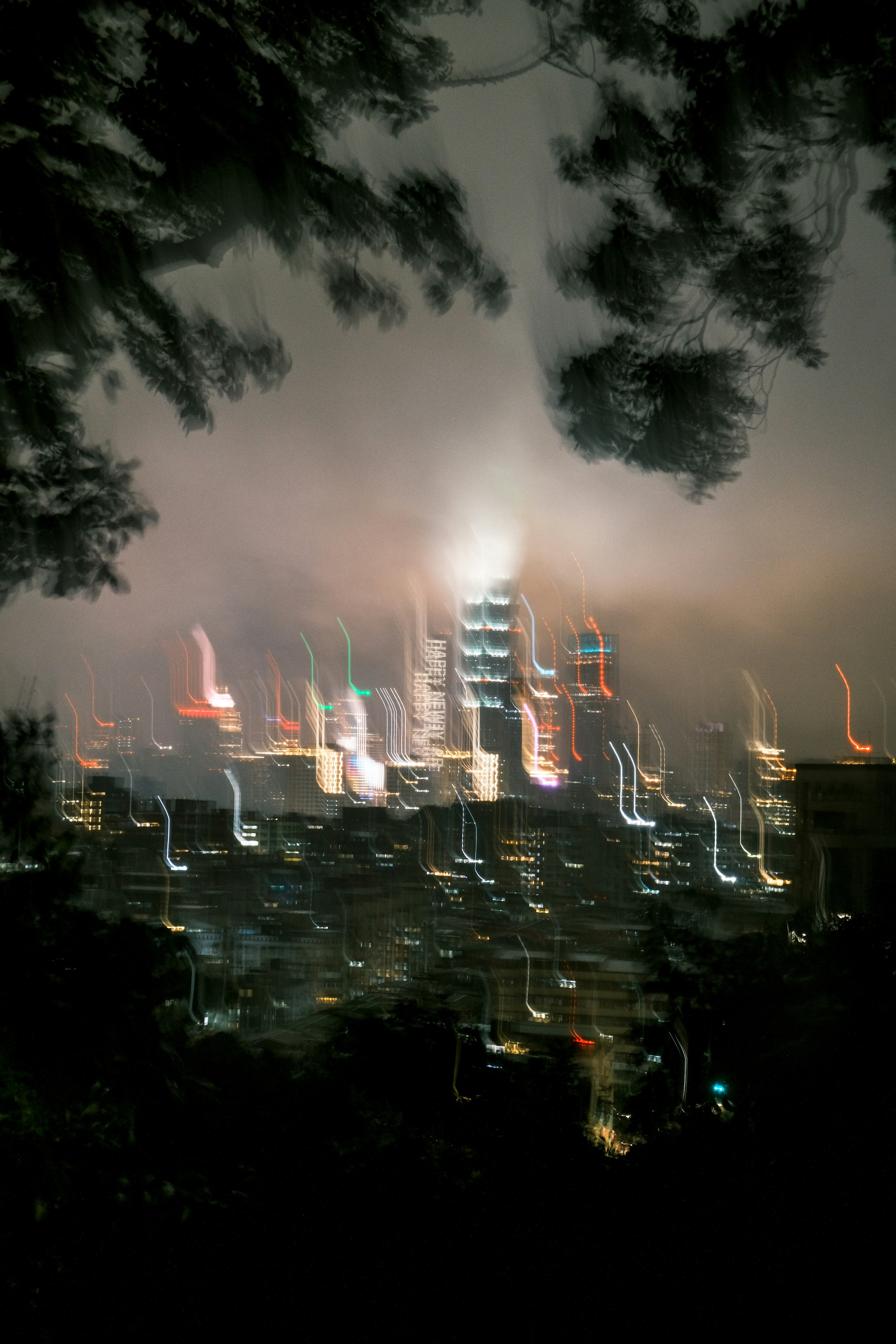 Horizonte borrado da cidade à noite com luzes abstratas.