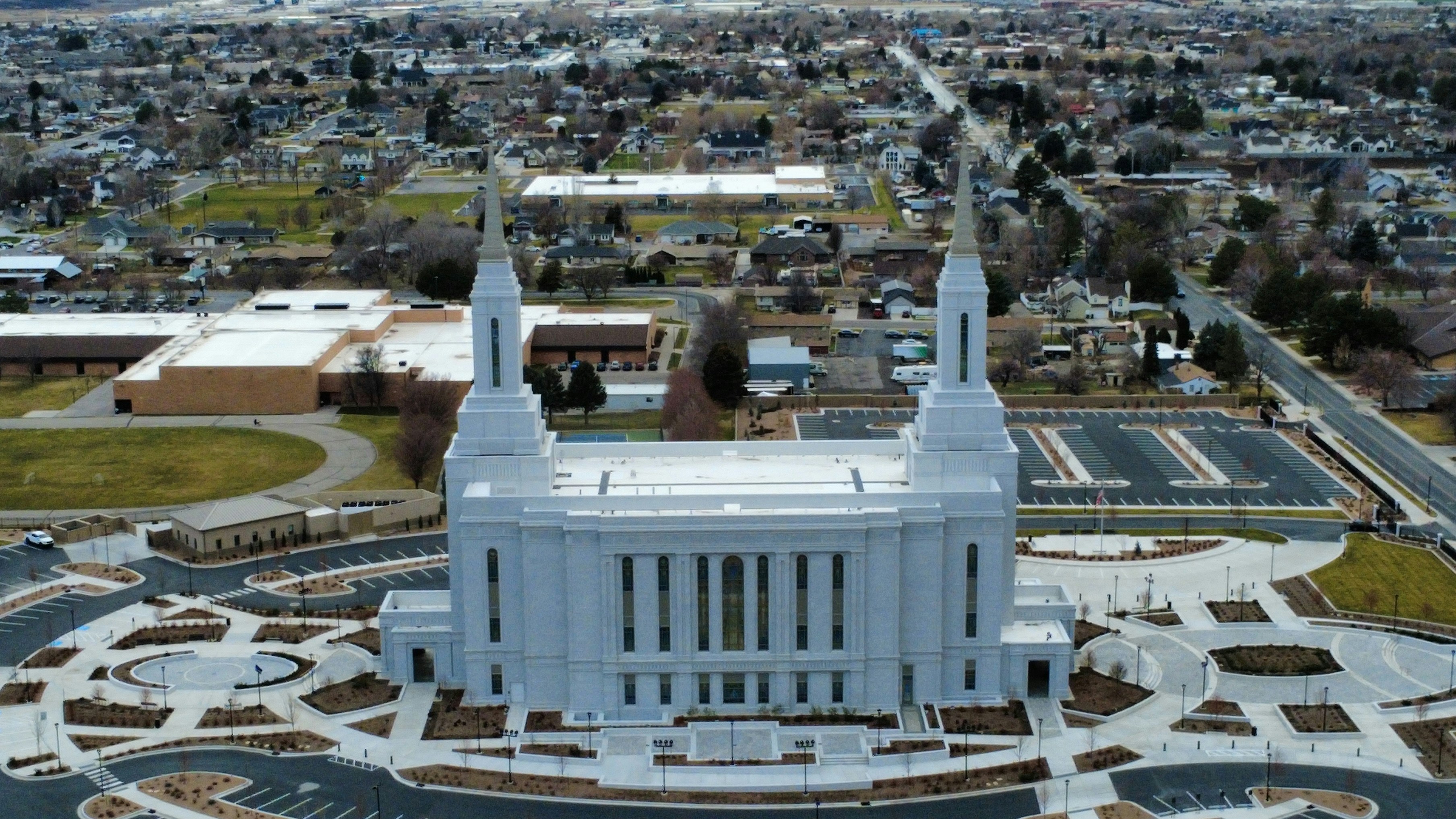 Ein prächtiger weißer Tempel mit zwei Türmen, umgeben von Landschaftsgestaltung.