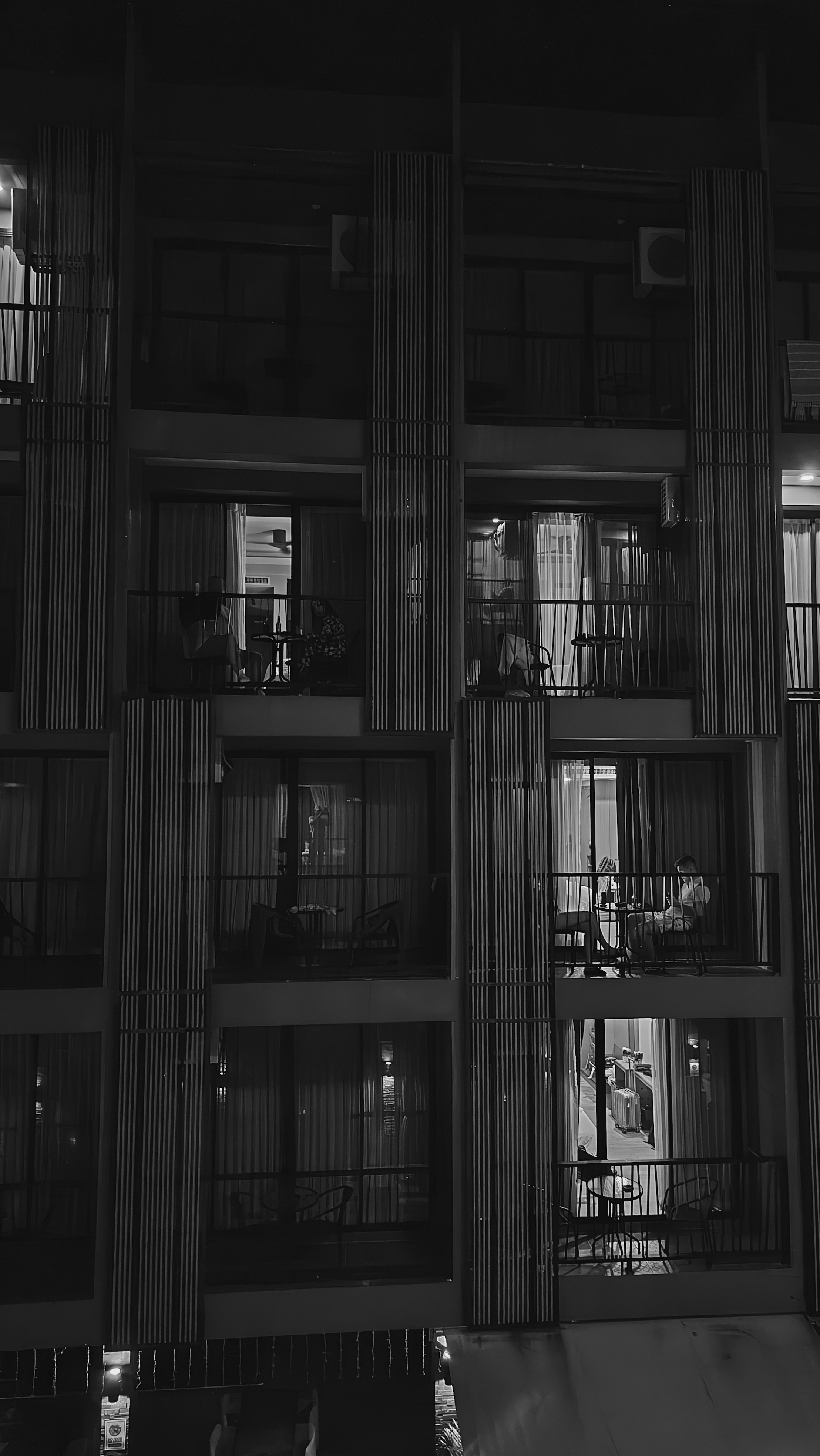 Balcons d’un bâtiment moderne la nuit.