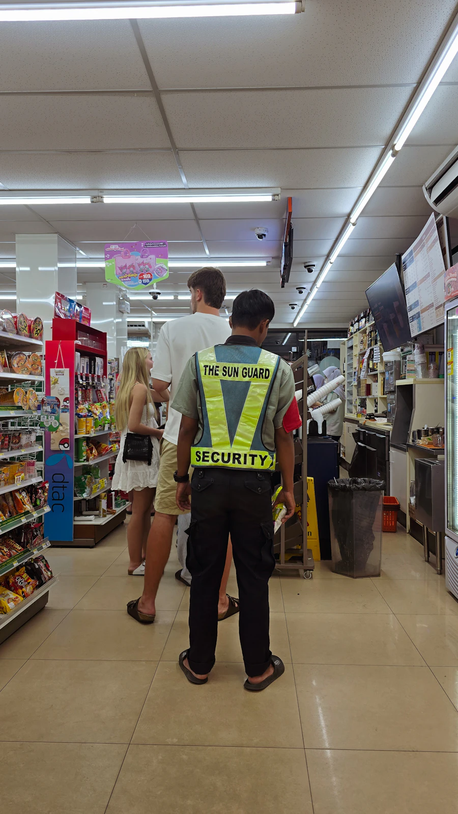 Agent de sécurité en magasin avec public (niveau Argent — retail, flux)