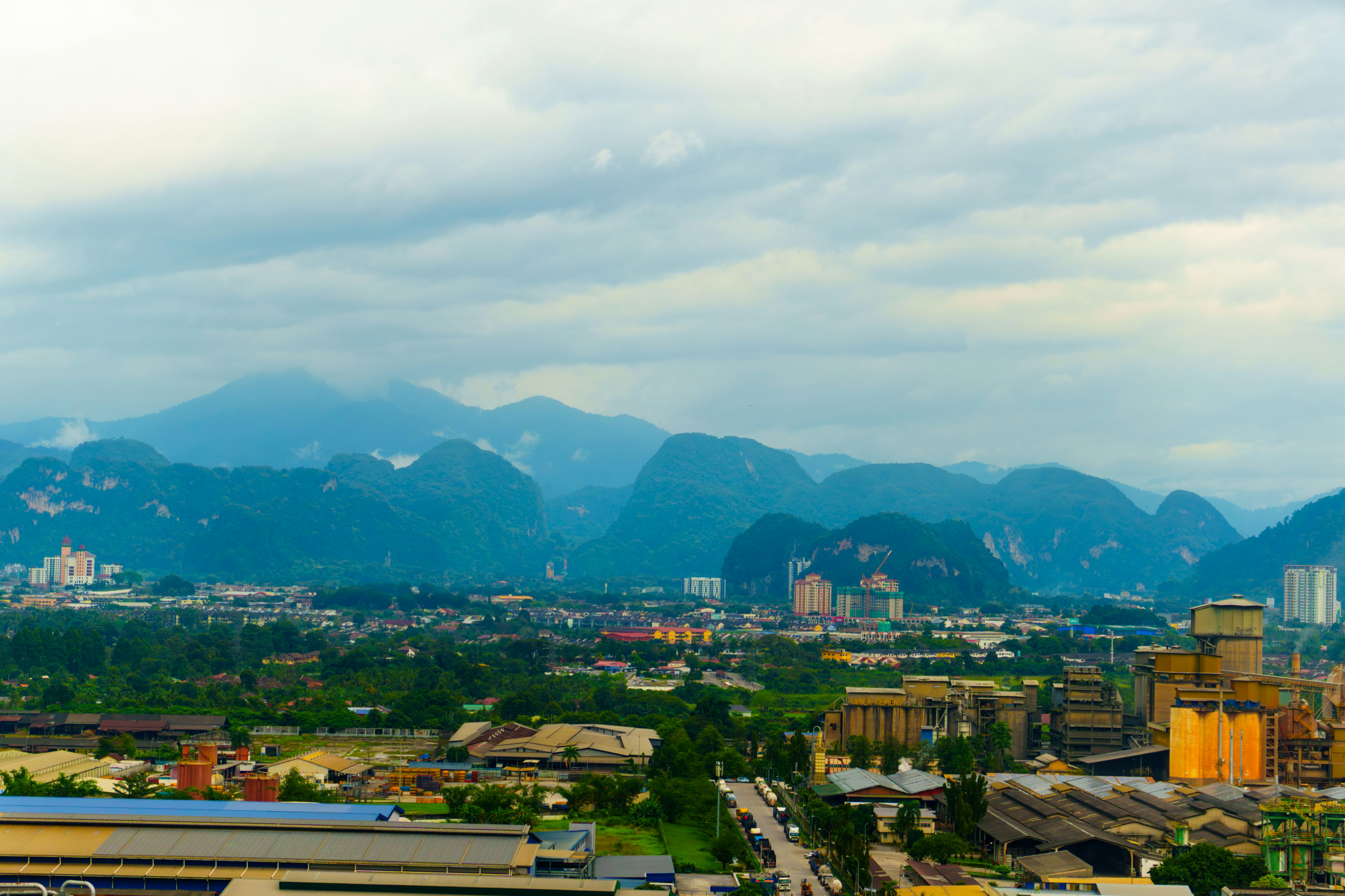 Ferne Berge ragen über eine weitläufige Stadtsilhouette empor.