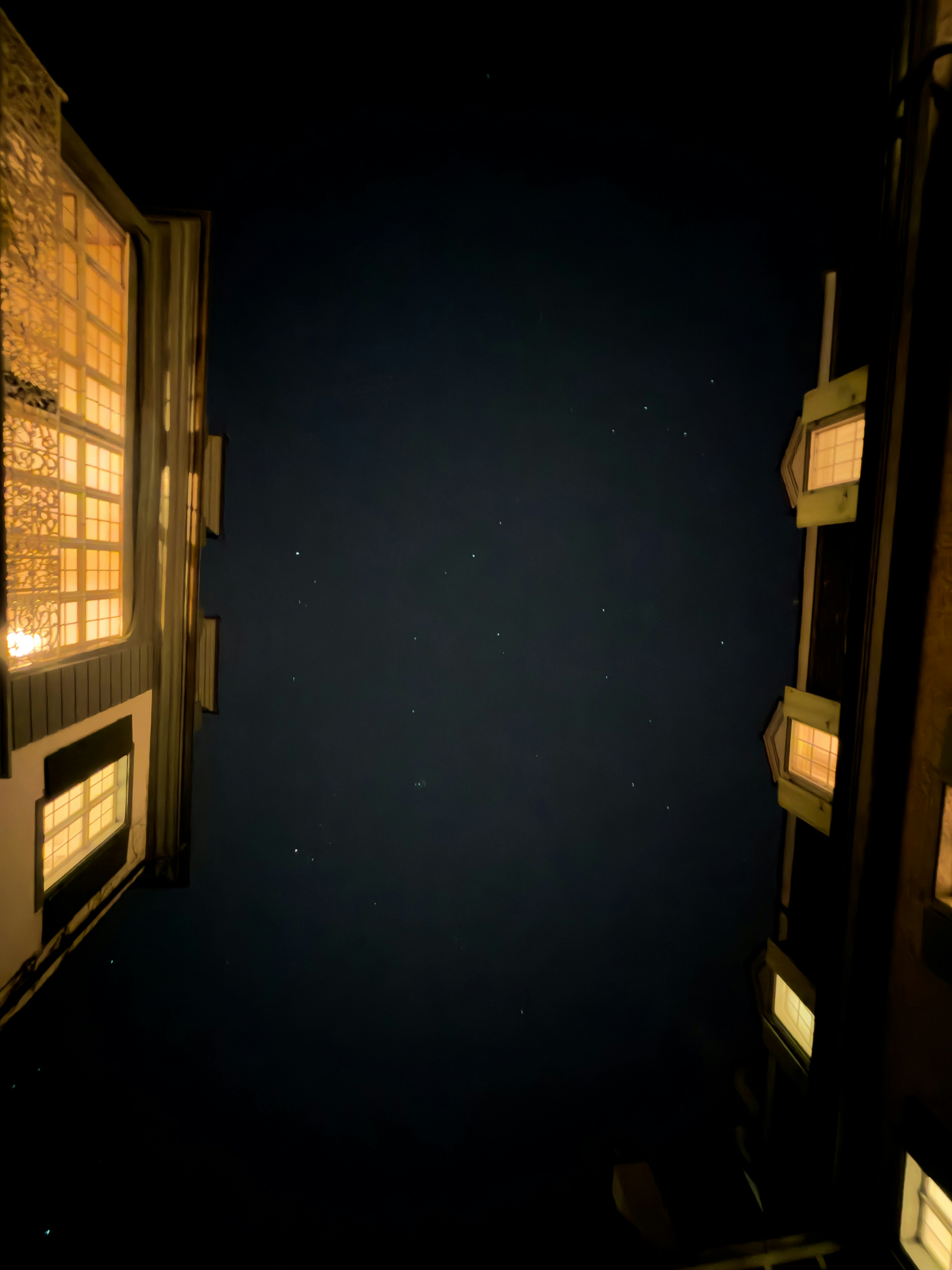 星空を背景にした建物