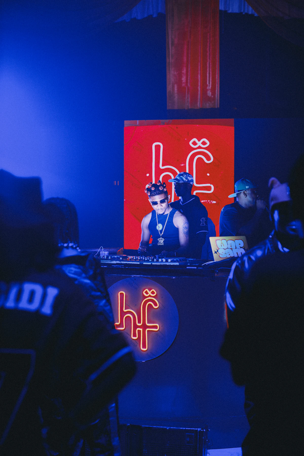 DJ y público en ambiente nocturno