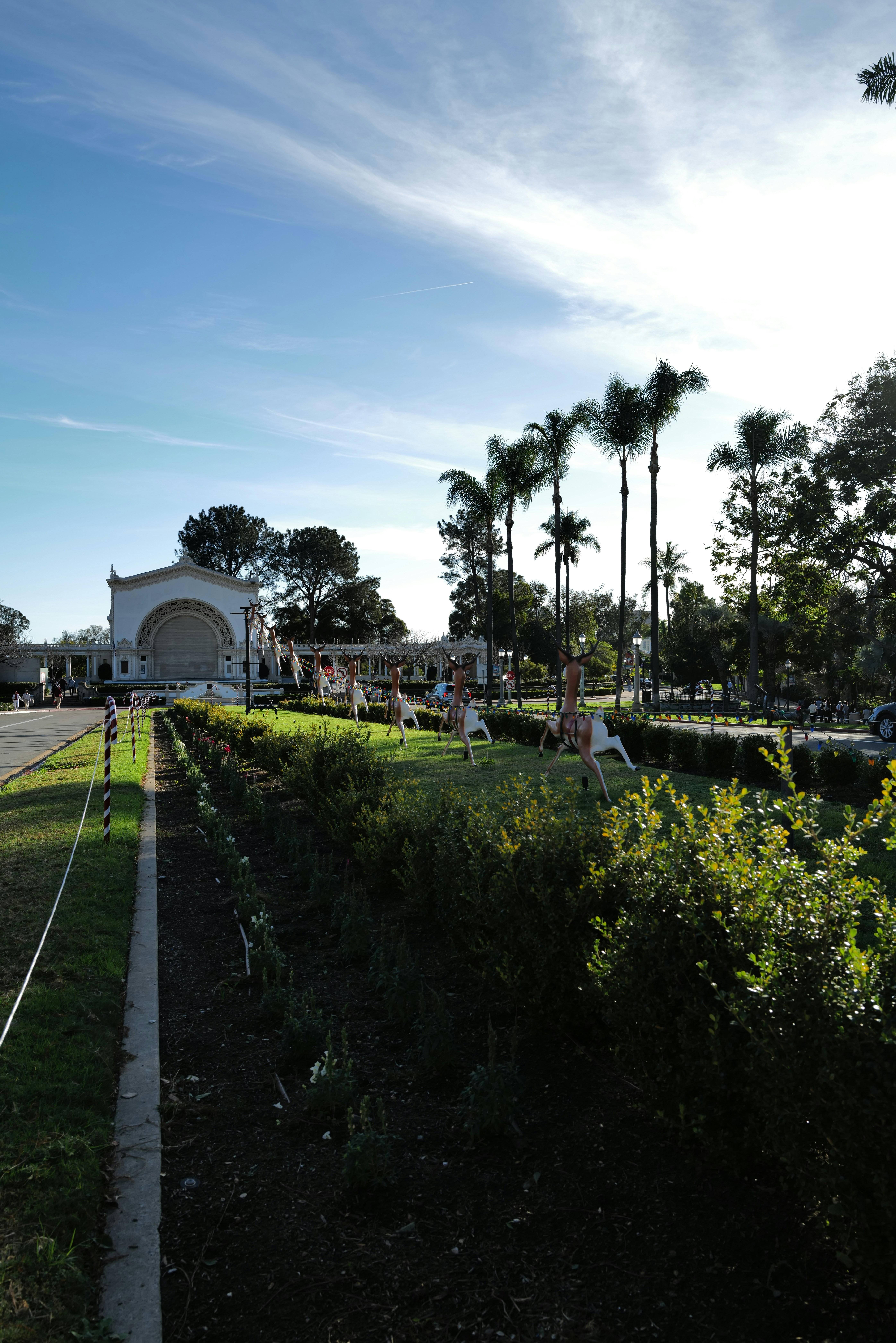 Um edifício com palmeiras e jardins bem cuidados