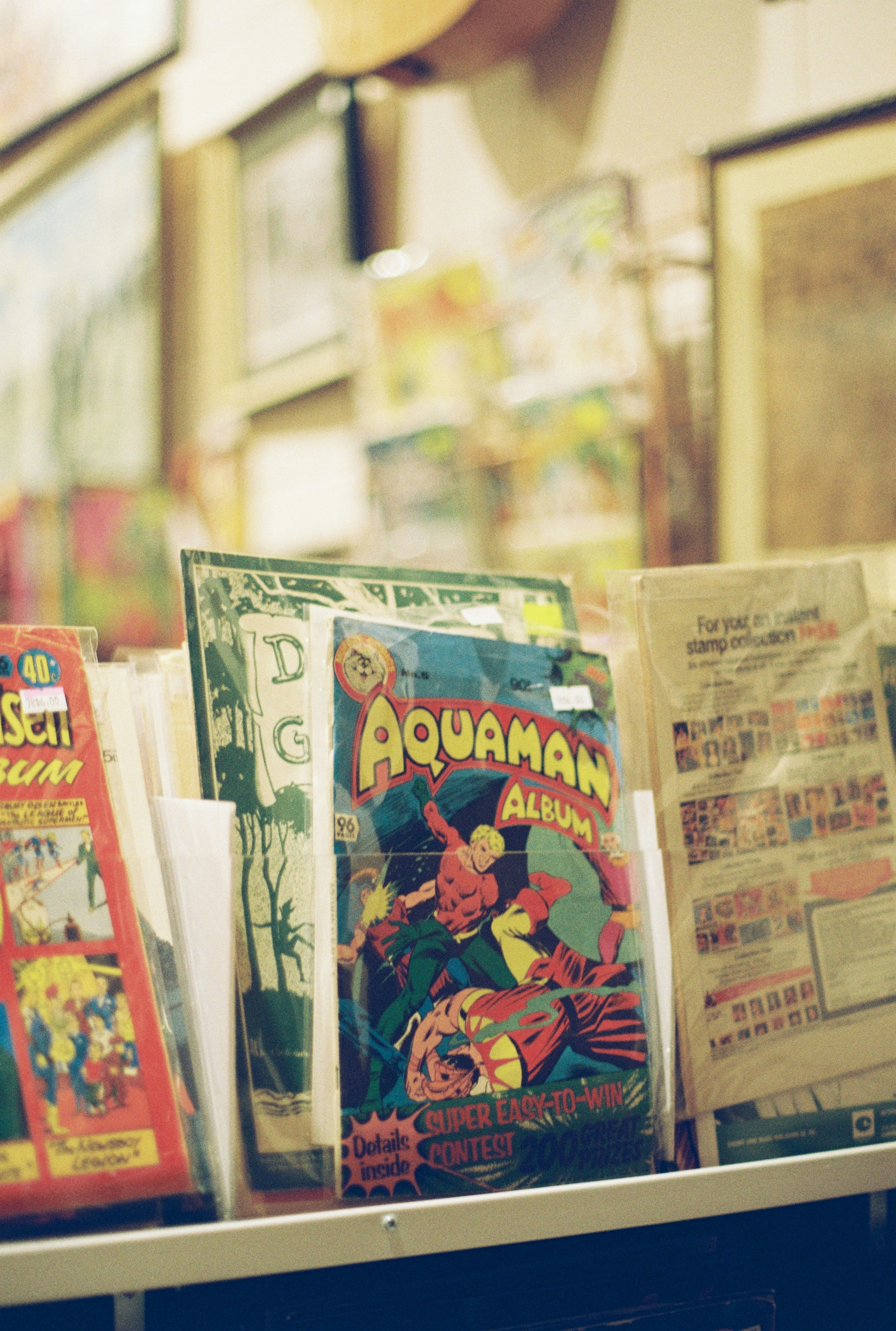 Album a fumetti di Aquaman su uno scaffale.