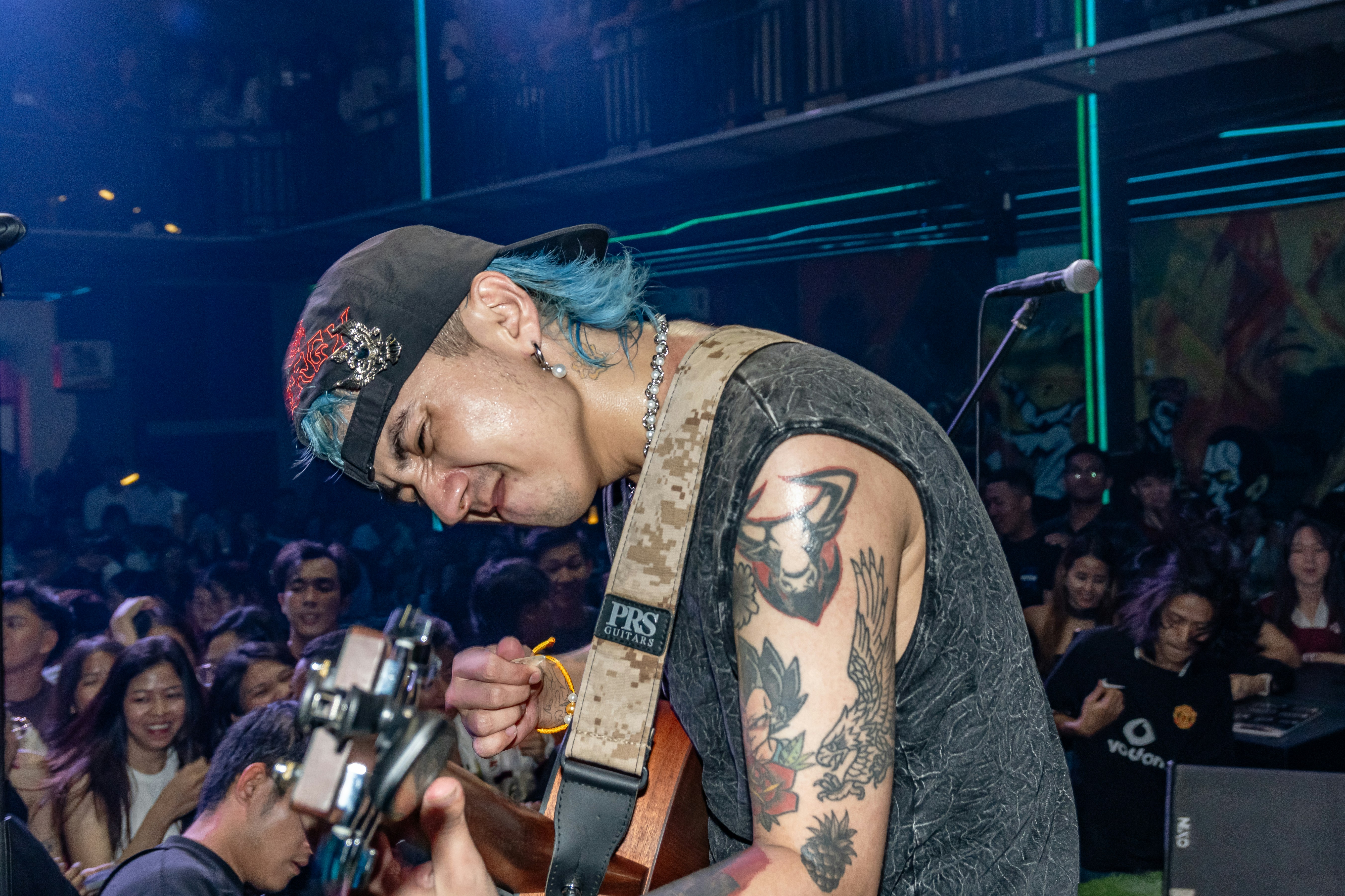 Músico tocando la guitarra para el público