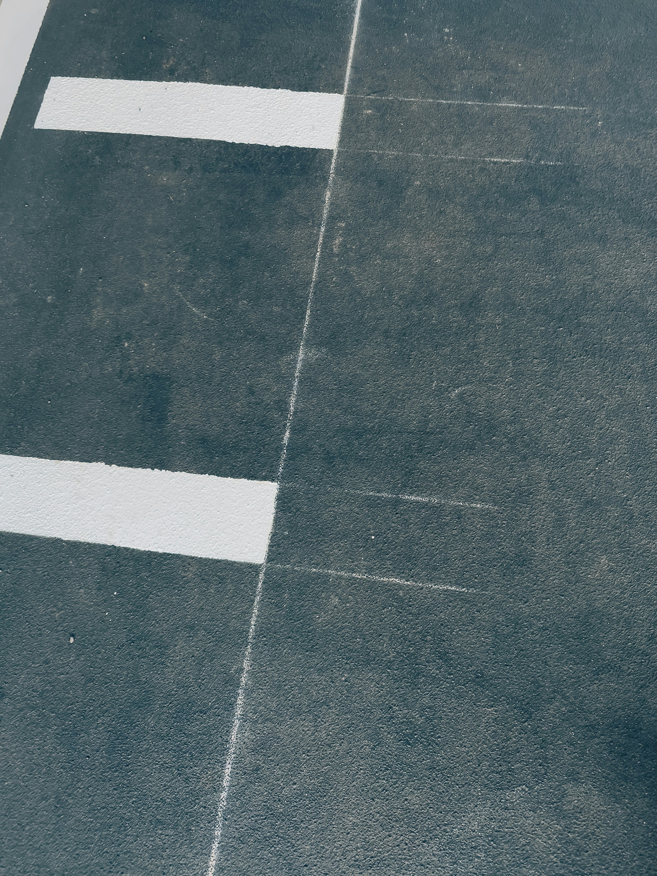 暗いアスファルト表面に白い線