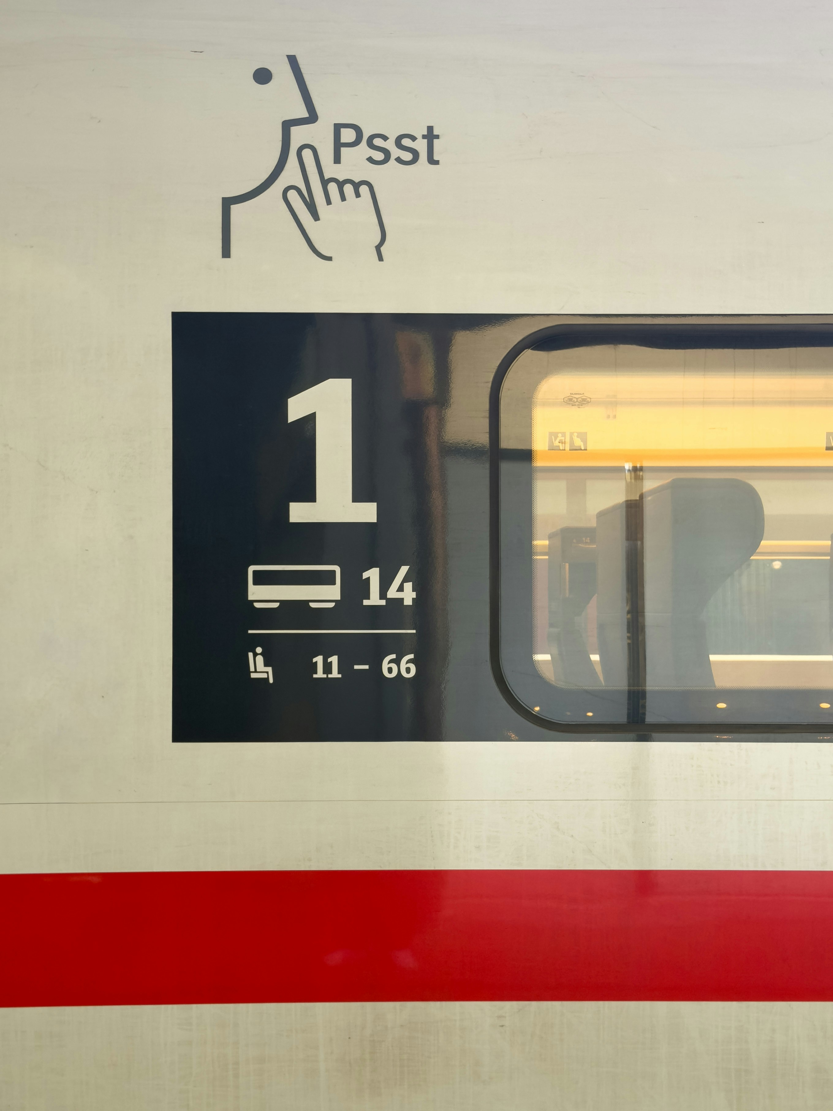 一等車と静かゾーンのシンボルが付いた列車車両。