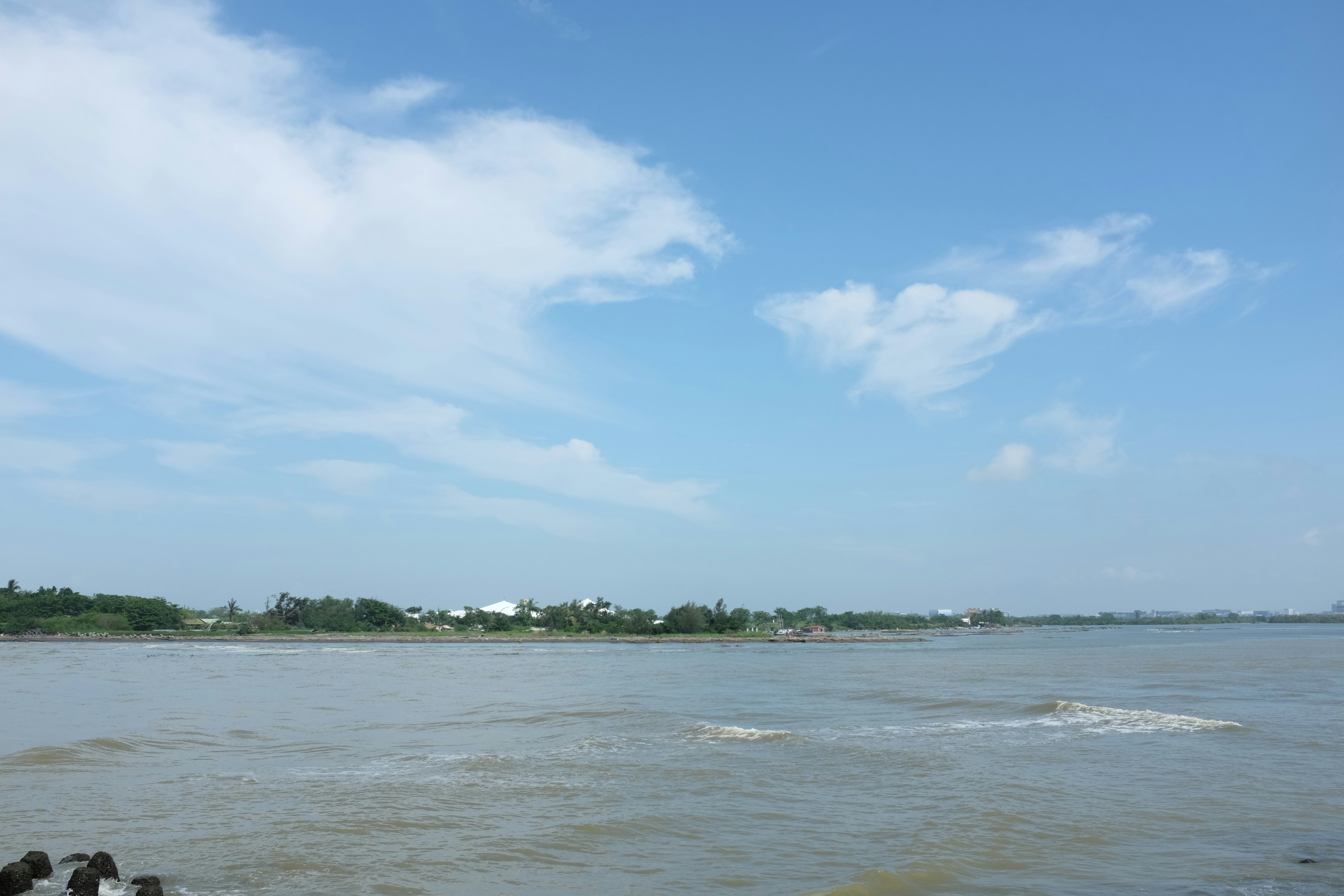 曇り空の下、穏やかな川