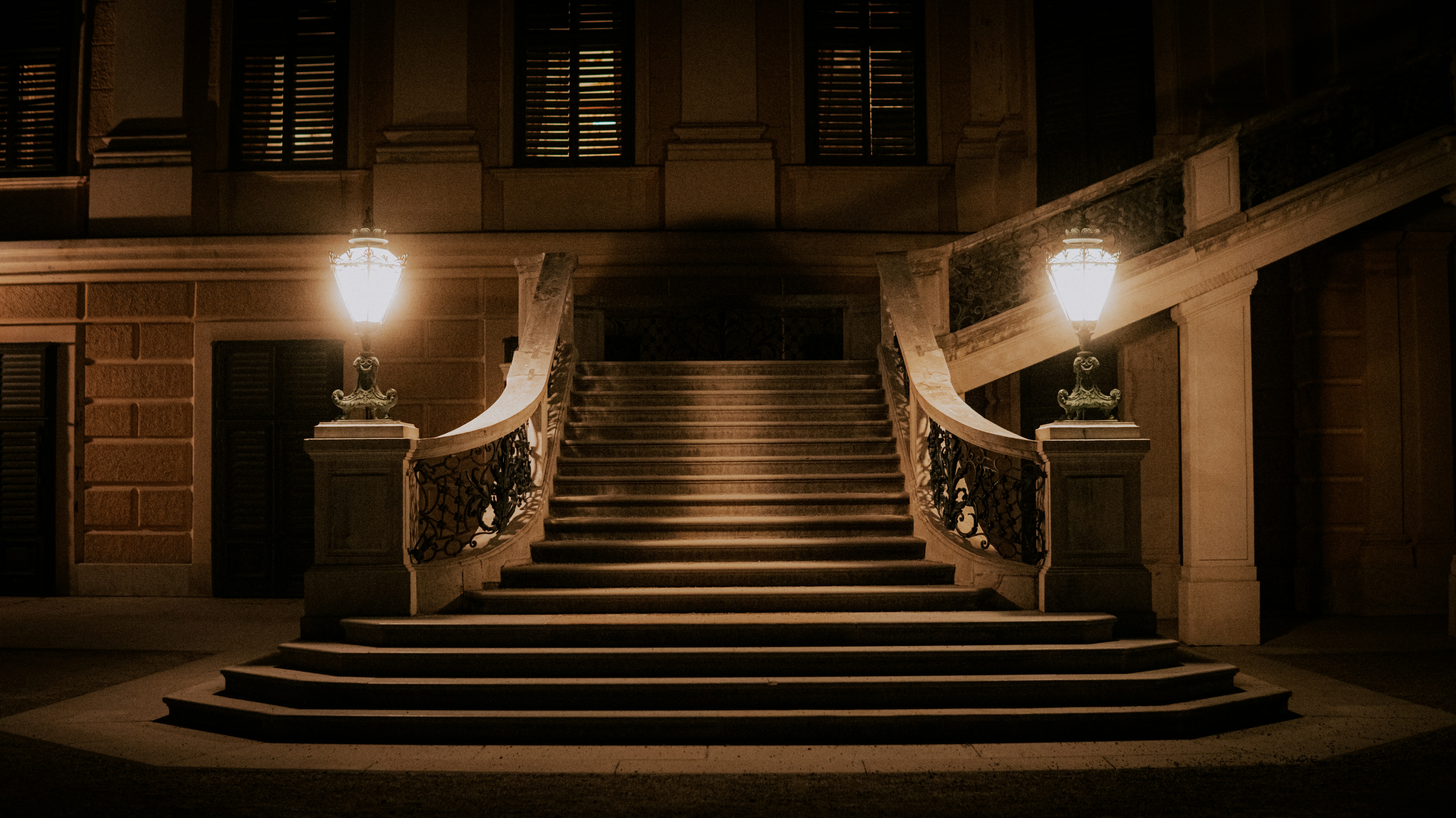 Choosing Between LED and Solar Lighting: What's Right for Your Home?