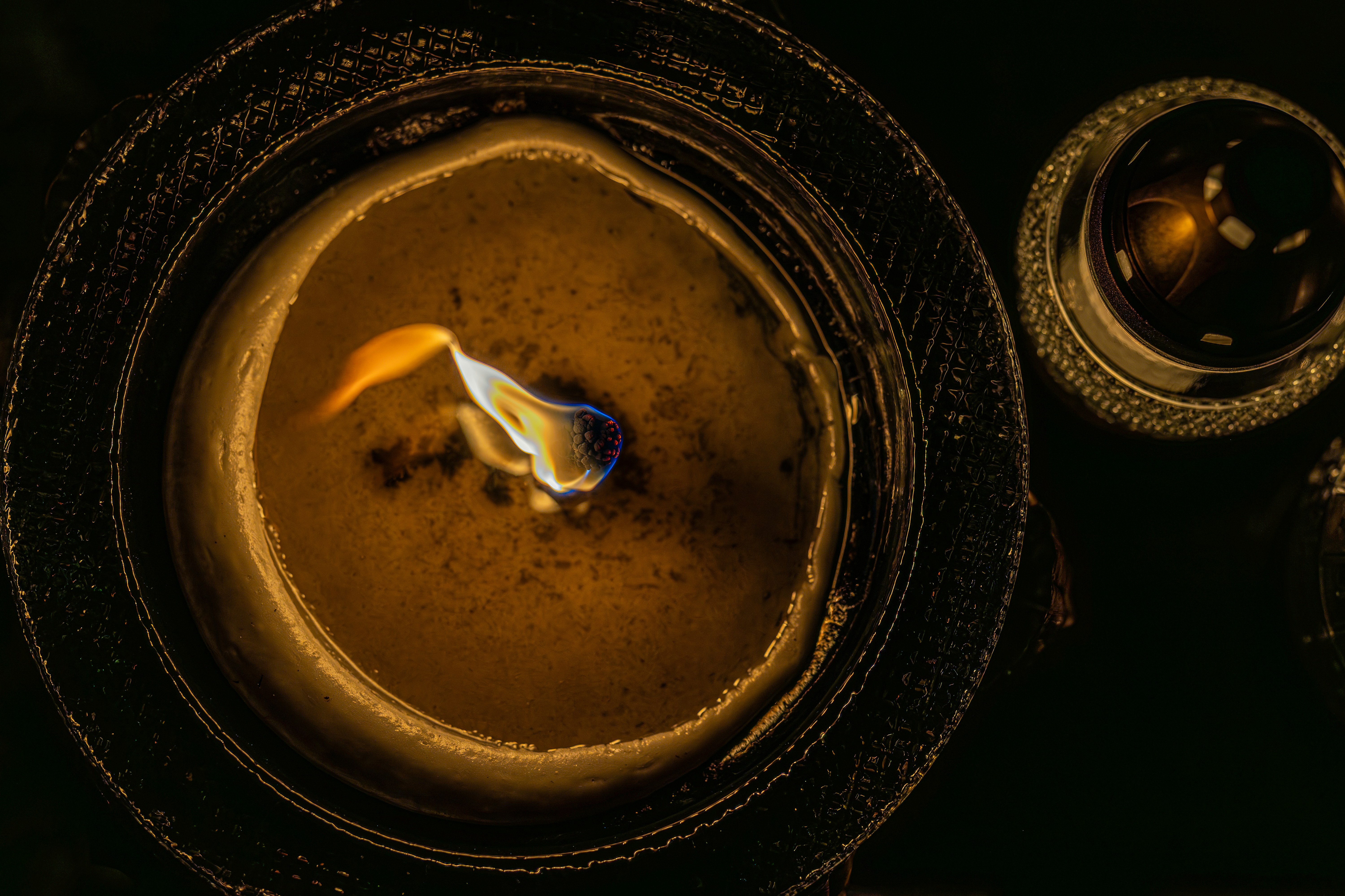 Uma vela acesa com uma chama tremeluzente.