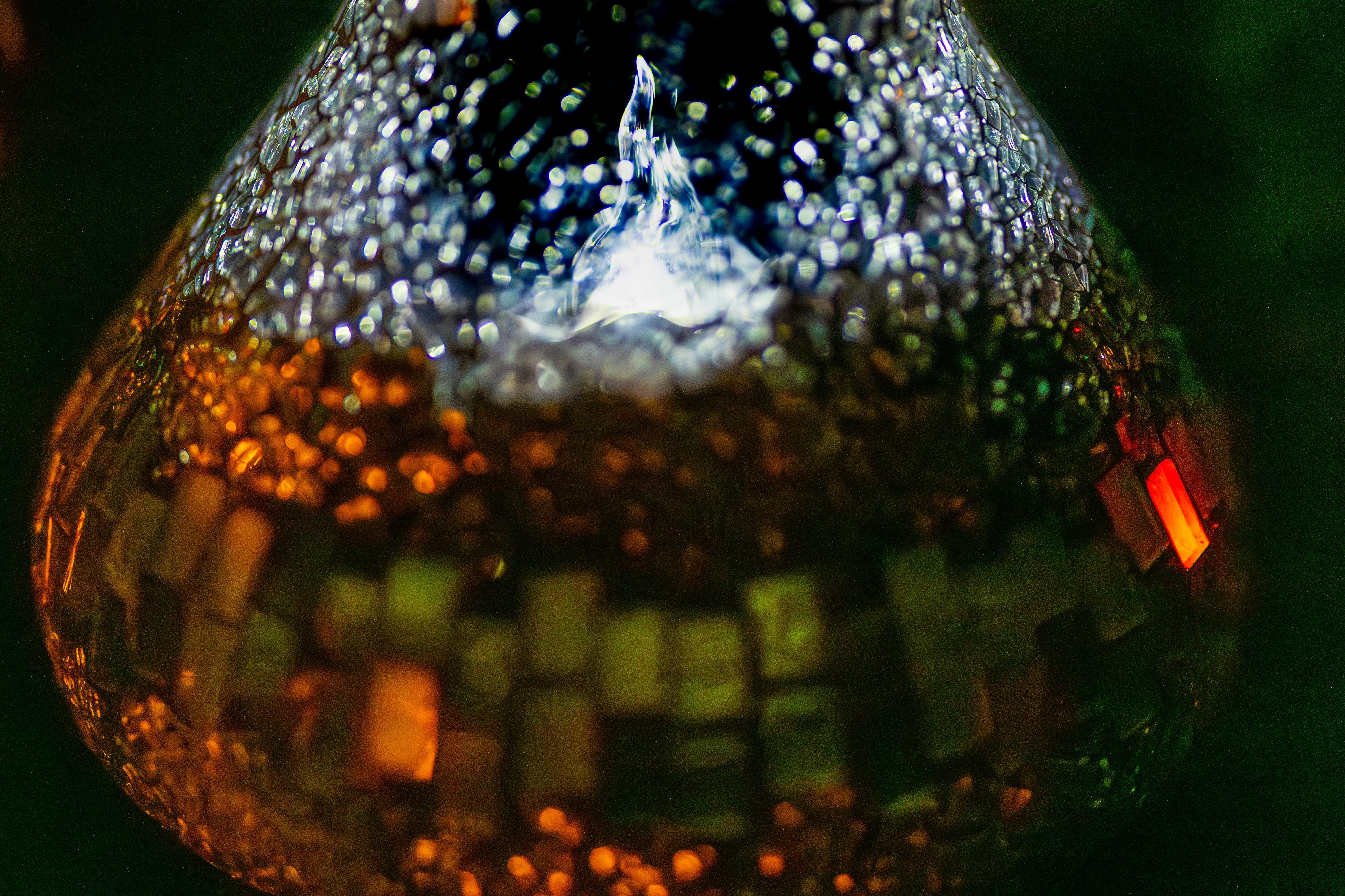 Close-up de uma esfera de vidro com padrão de mosaico