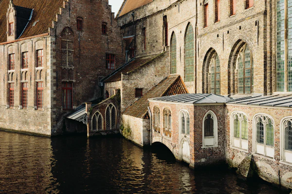 Canal con edificios históricos en Brujas
