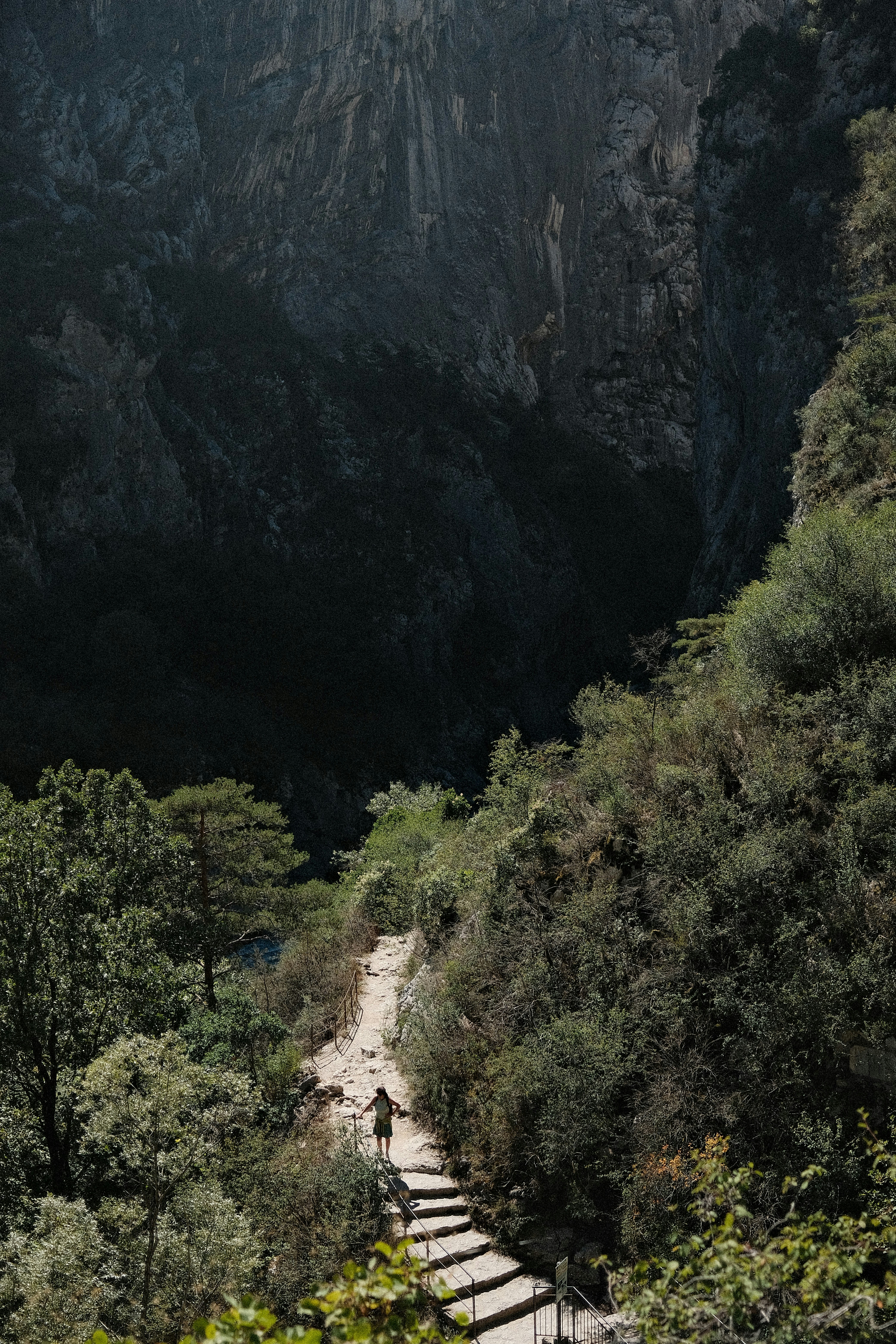 mountain trail descent, wallpaper, Trekking Poles for Steep Descents: A Guide 5