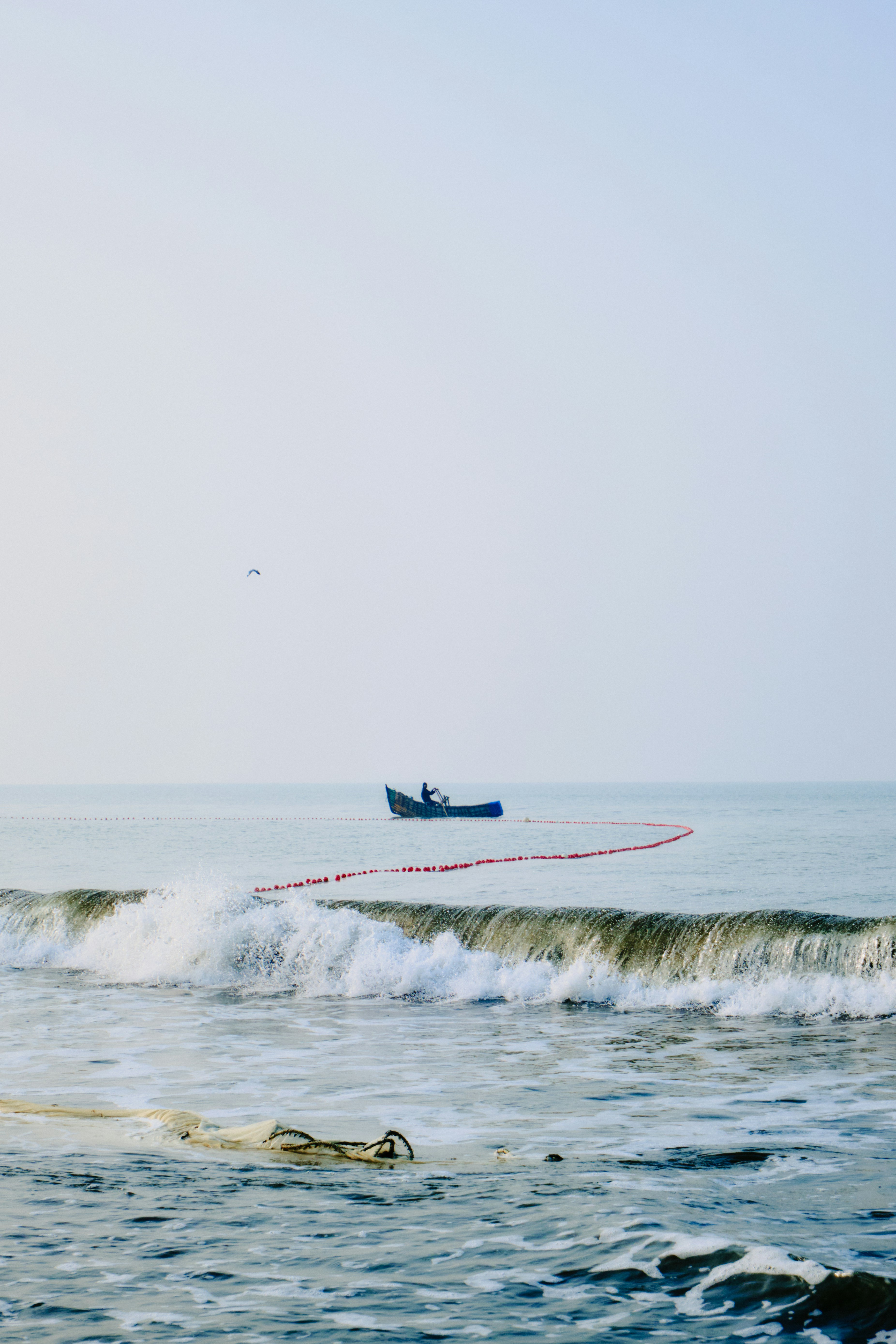 Um barco de pesca solitário com rede no oceano
