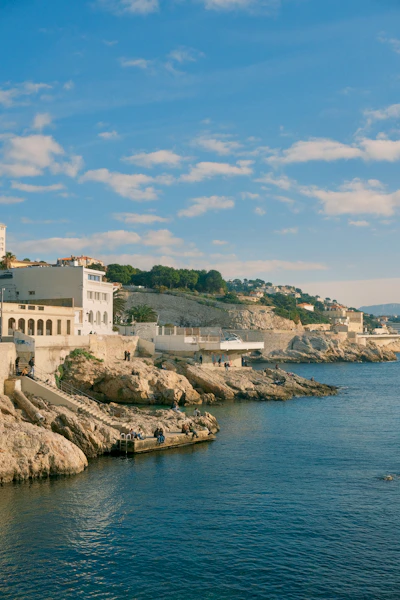 Mediterrane kustgebouwen op rotsige kliffen