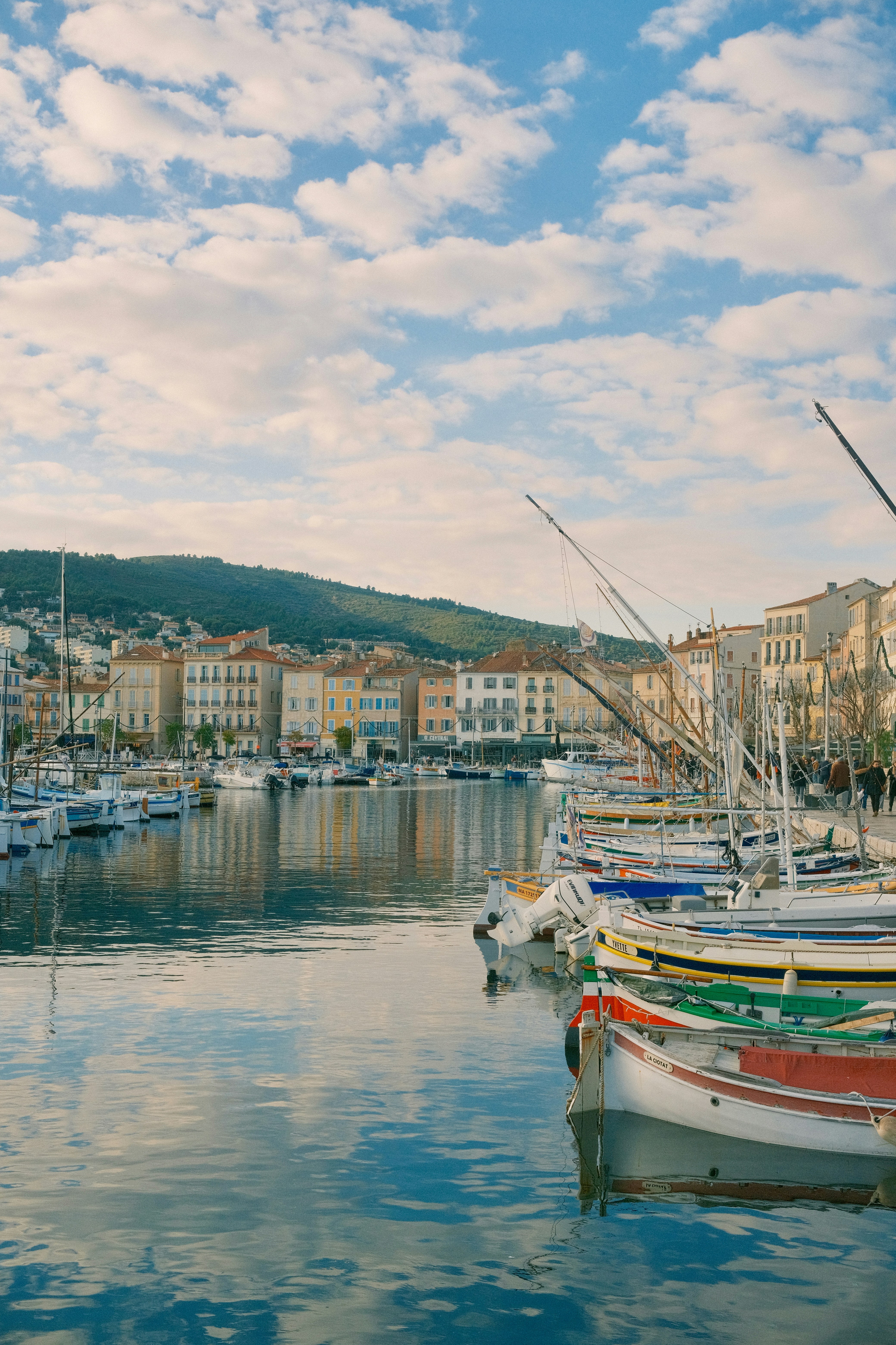 Le barche attraccavano in una colorata città portuale mediterranea.