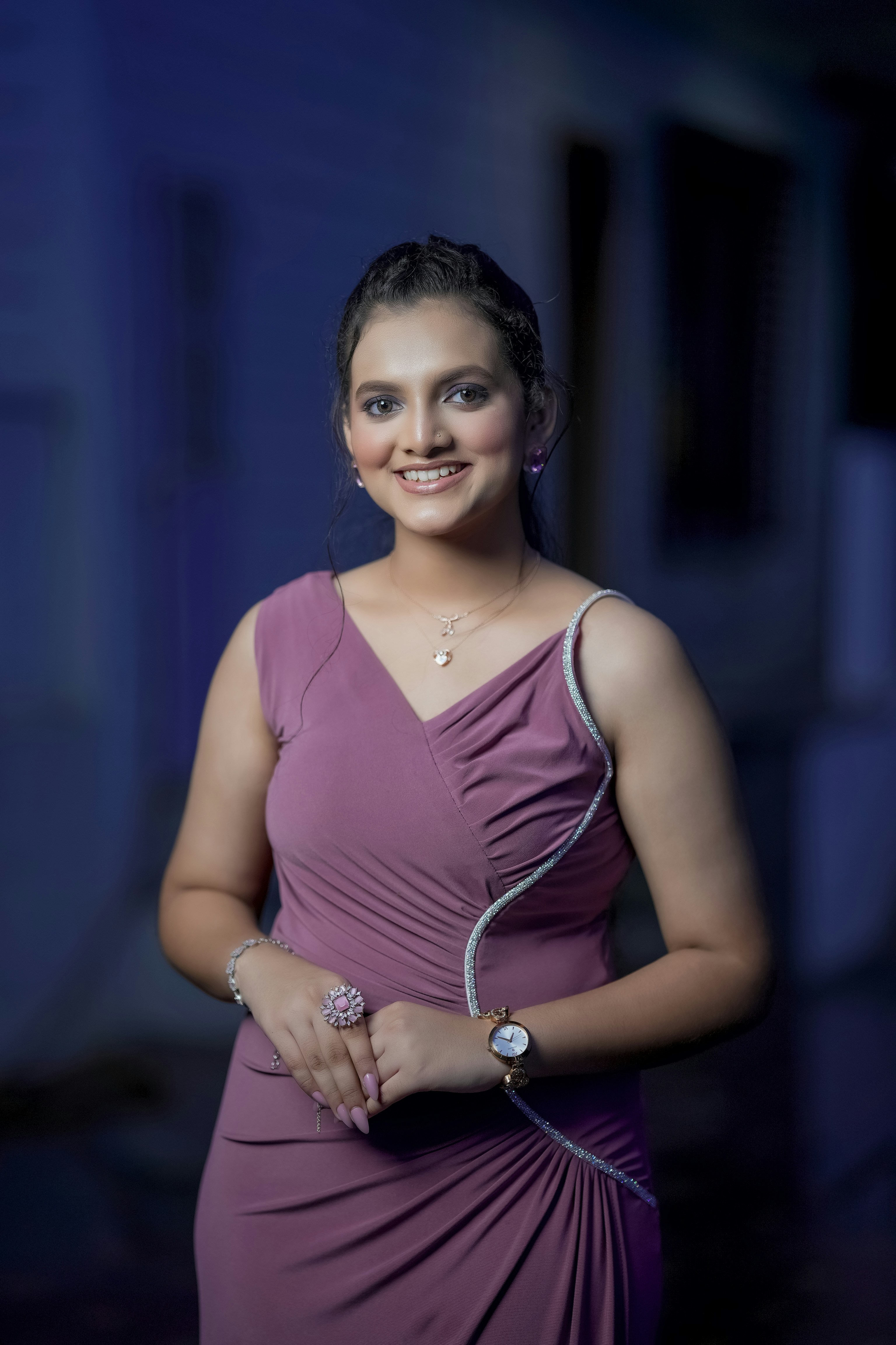 Eine lächelnde junge Frau in einem lila Kleid