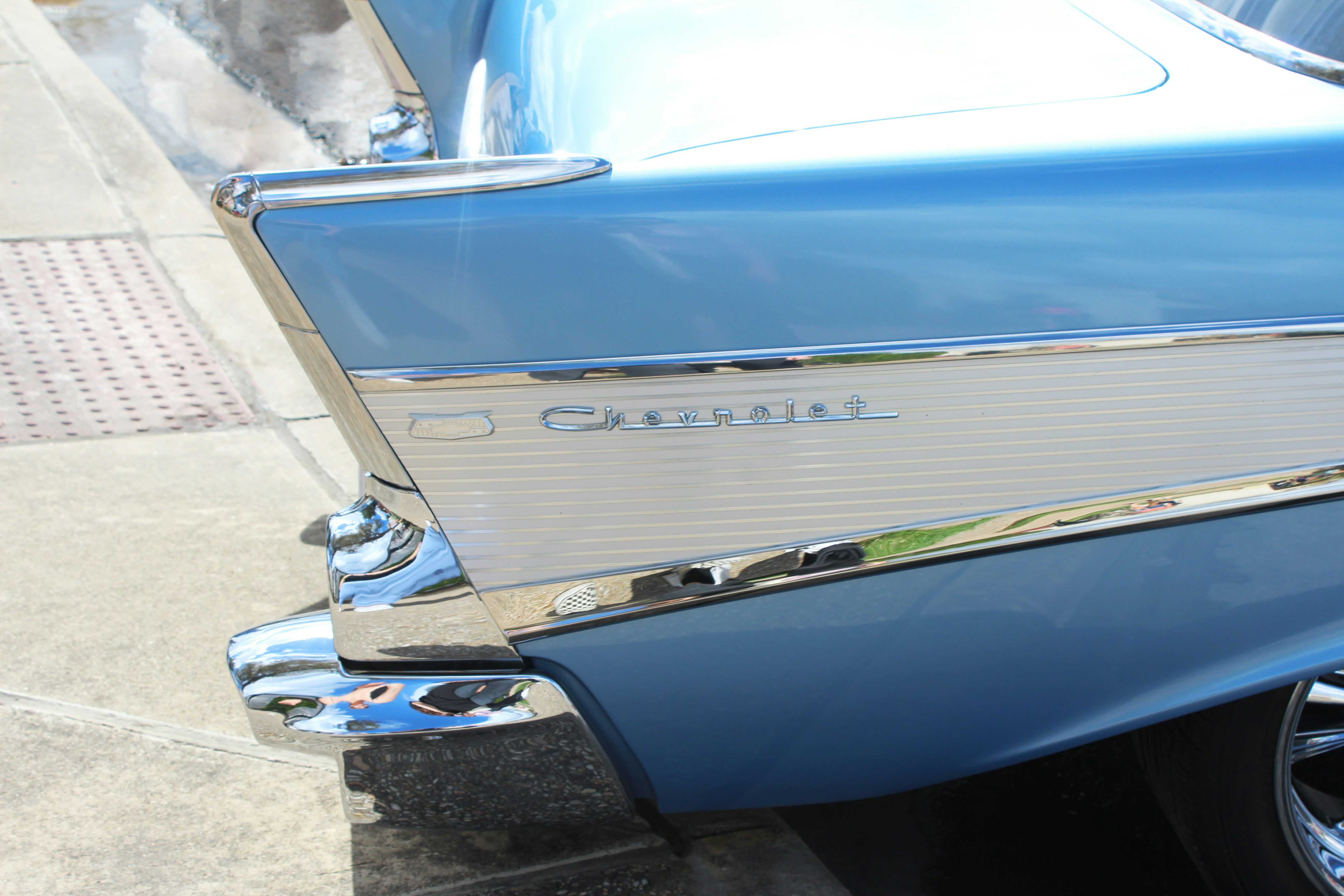 detailer polishing car
