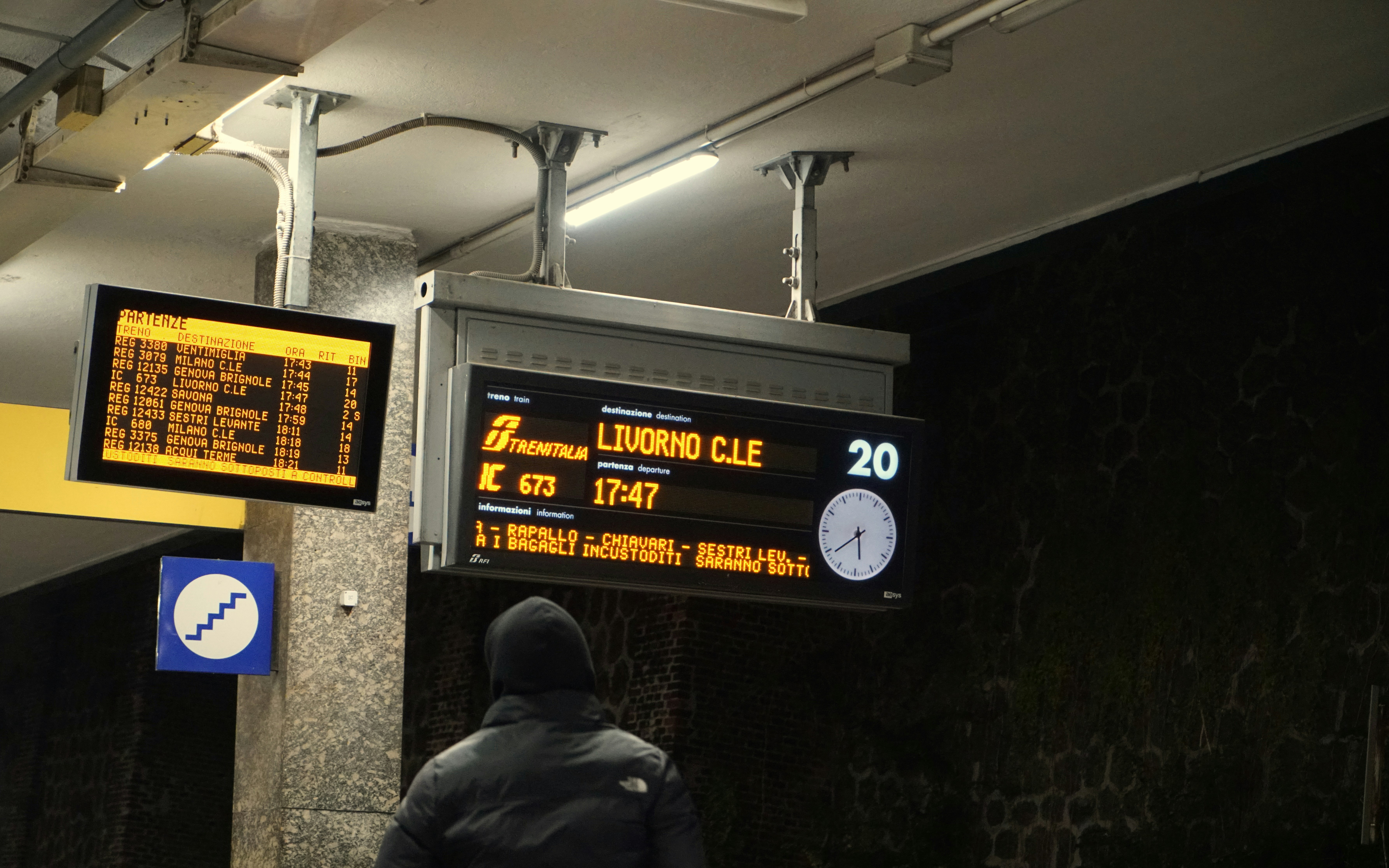 Quadro de embarque de trem em uma estação