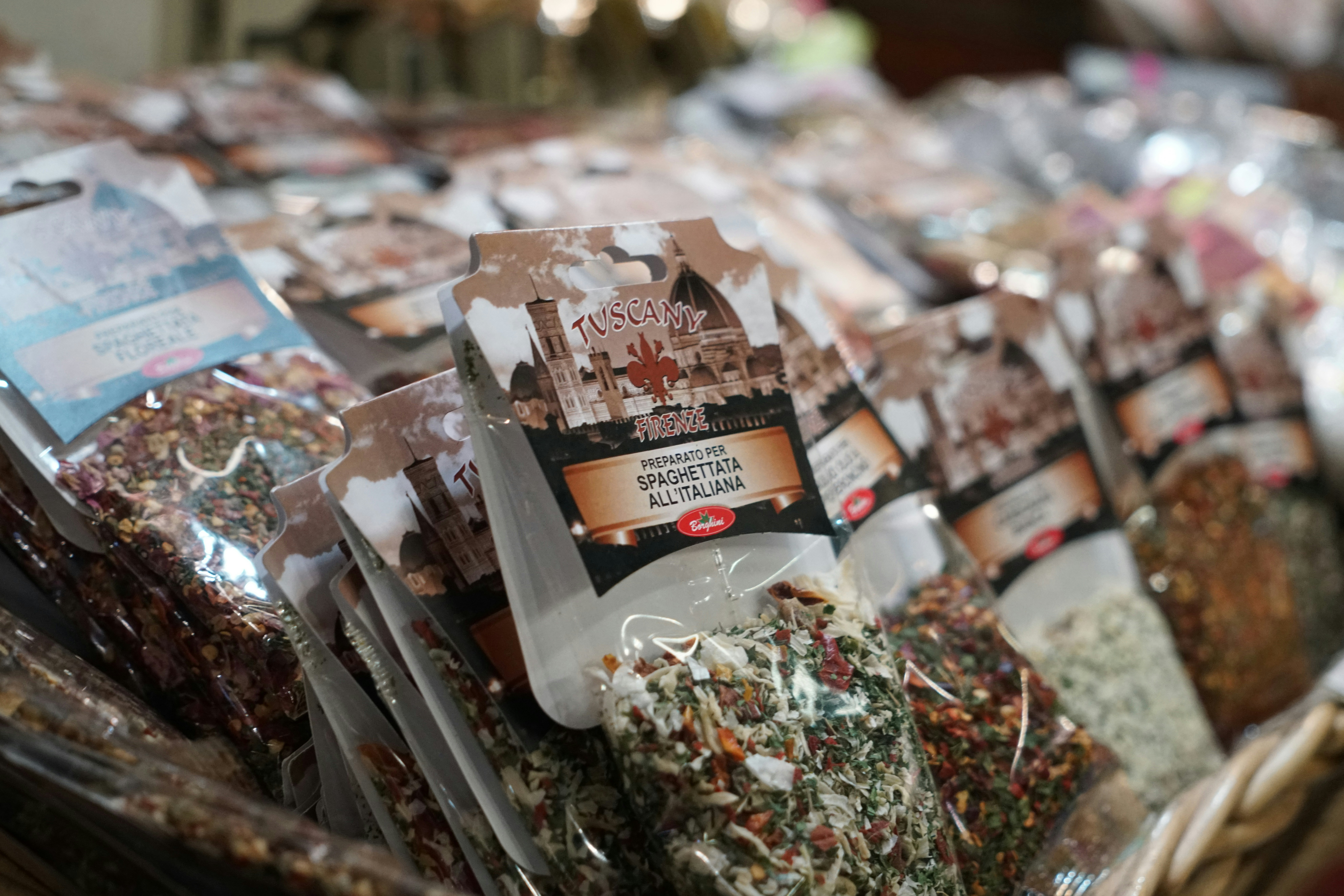 Ervas e especiarias secas embaladas em uma cesta.