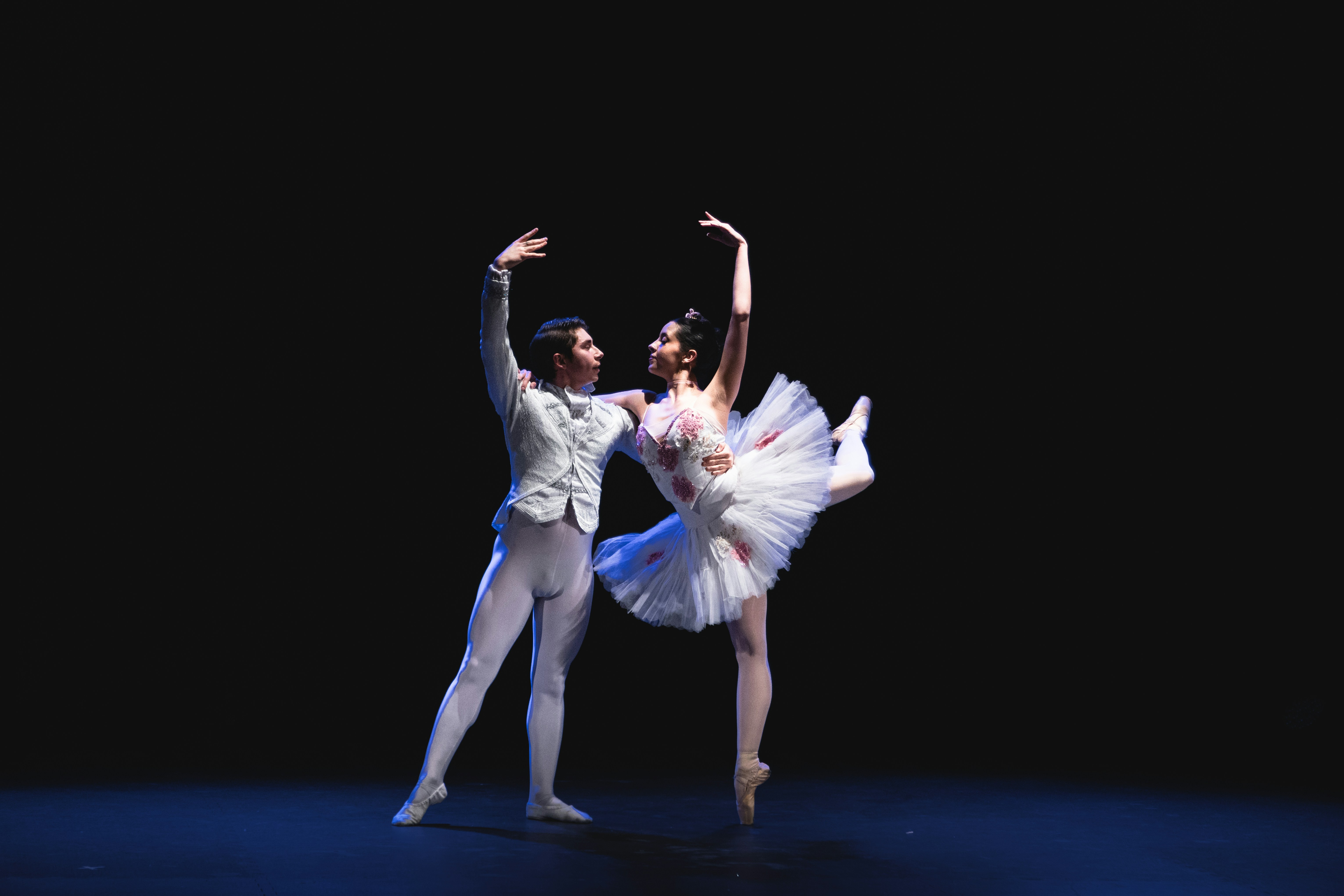 The Evolution of Intimate Entertaining in 2026: Compact Luxuries and Seasonal Rituals