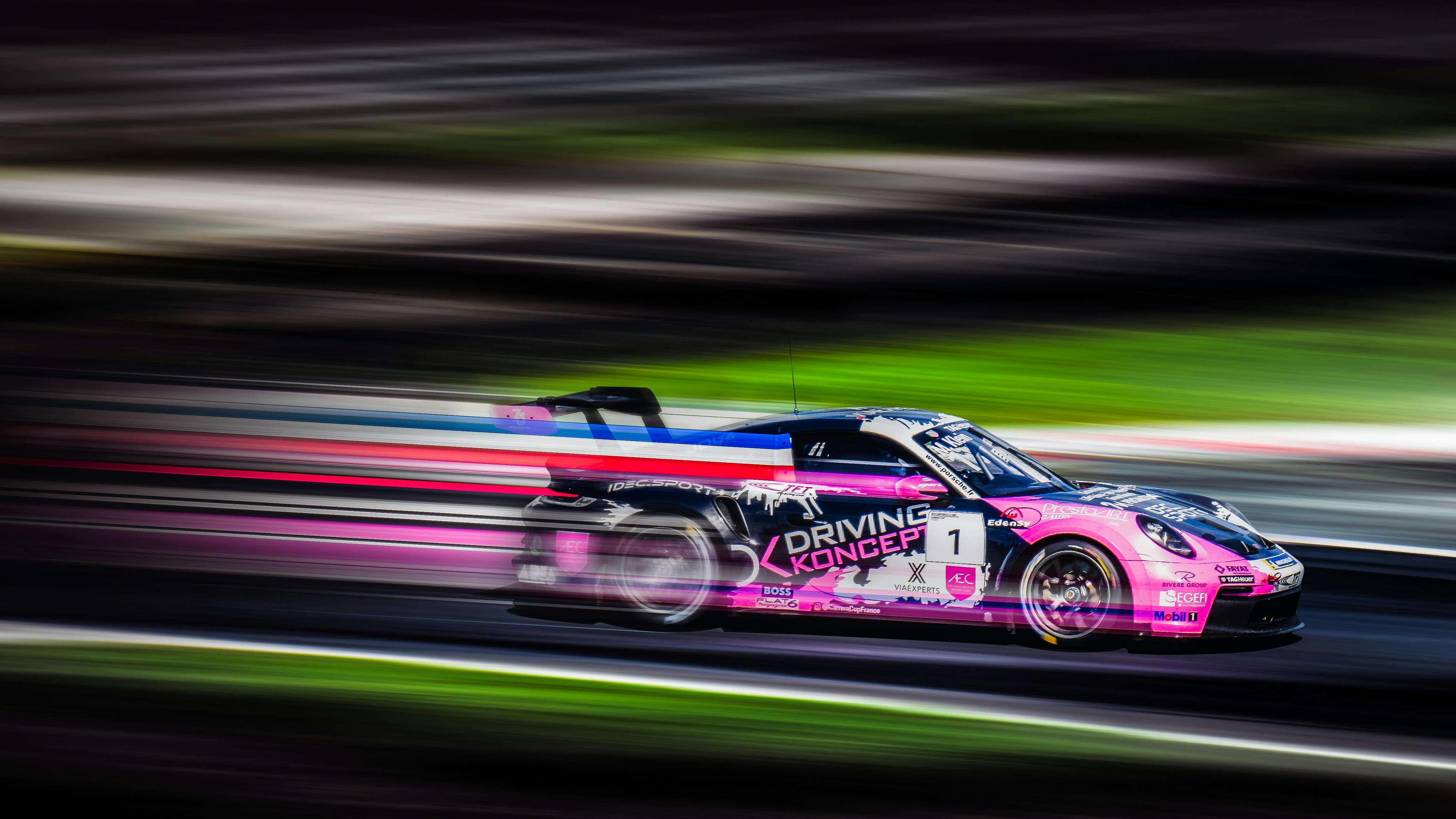 Carro de corrida rosa acelerando em uma pista