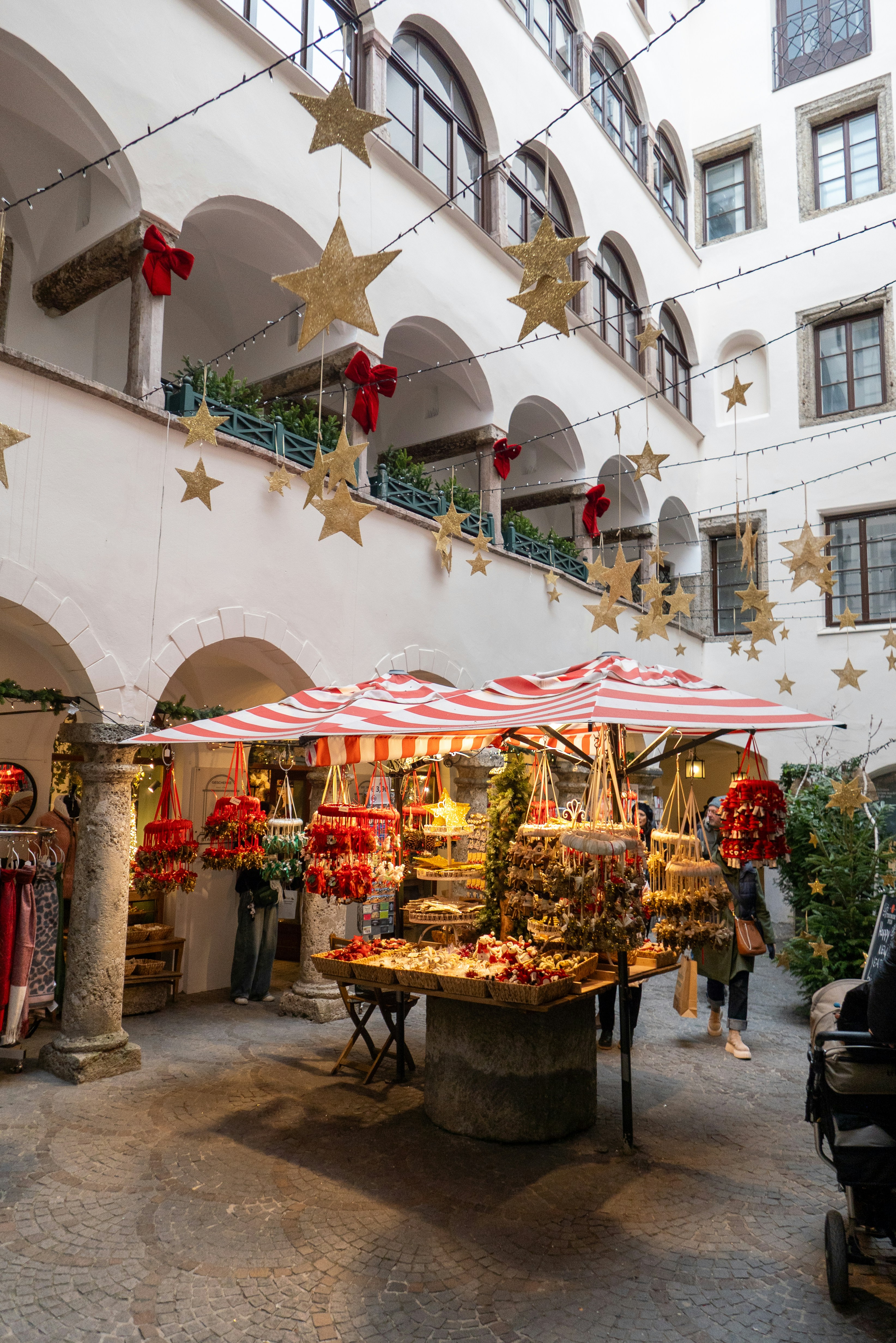 Puestos de mercado navideño decorados con adornos festivos y estrellas.