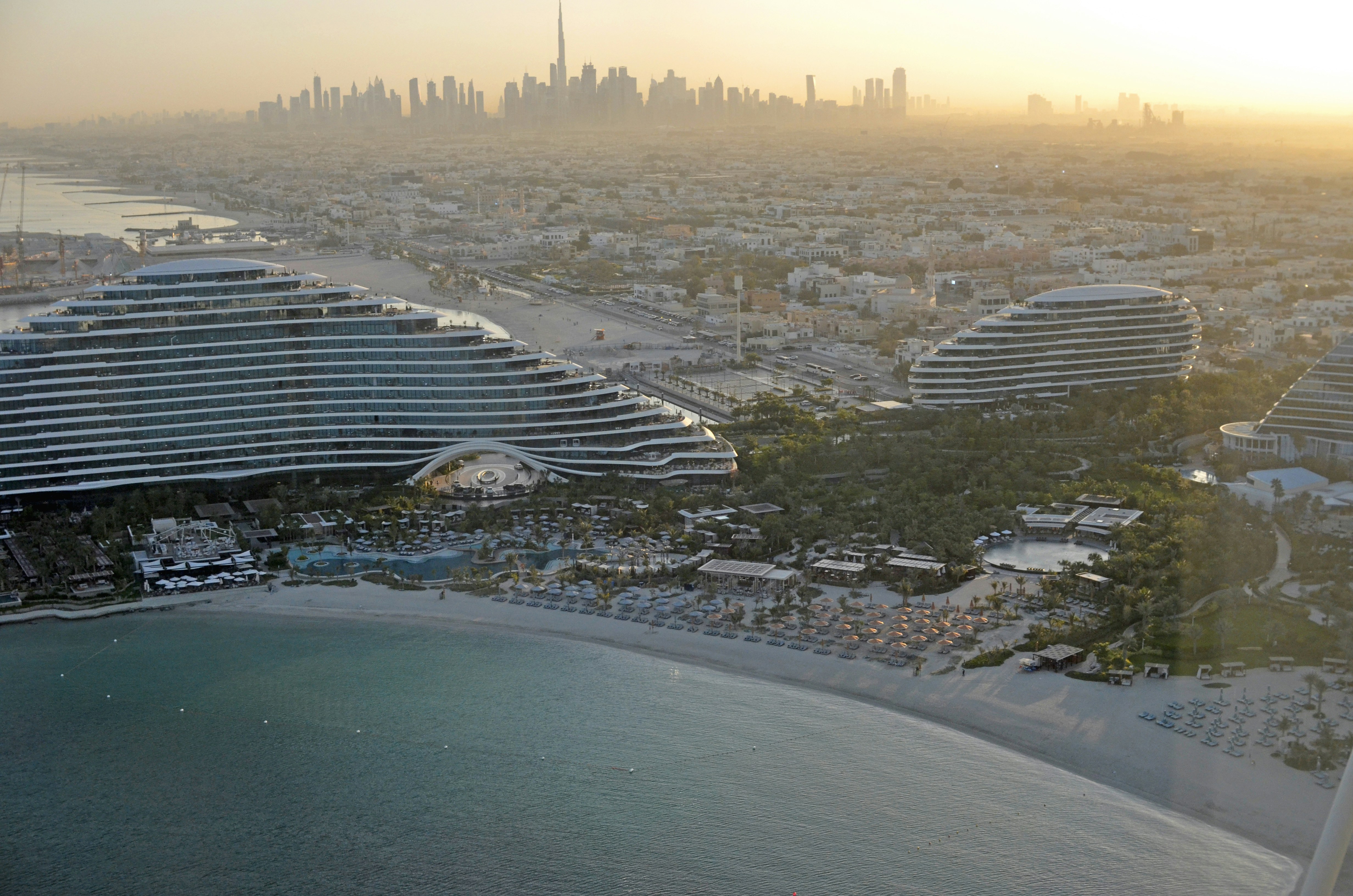 Vista aérea de los complejos costeros y el horizonte de la ciudad al amanecer