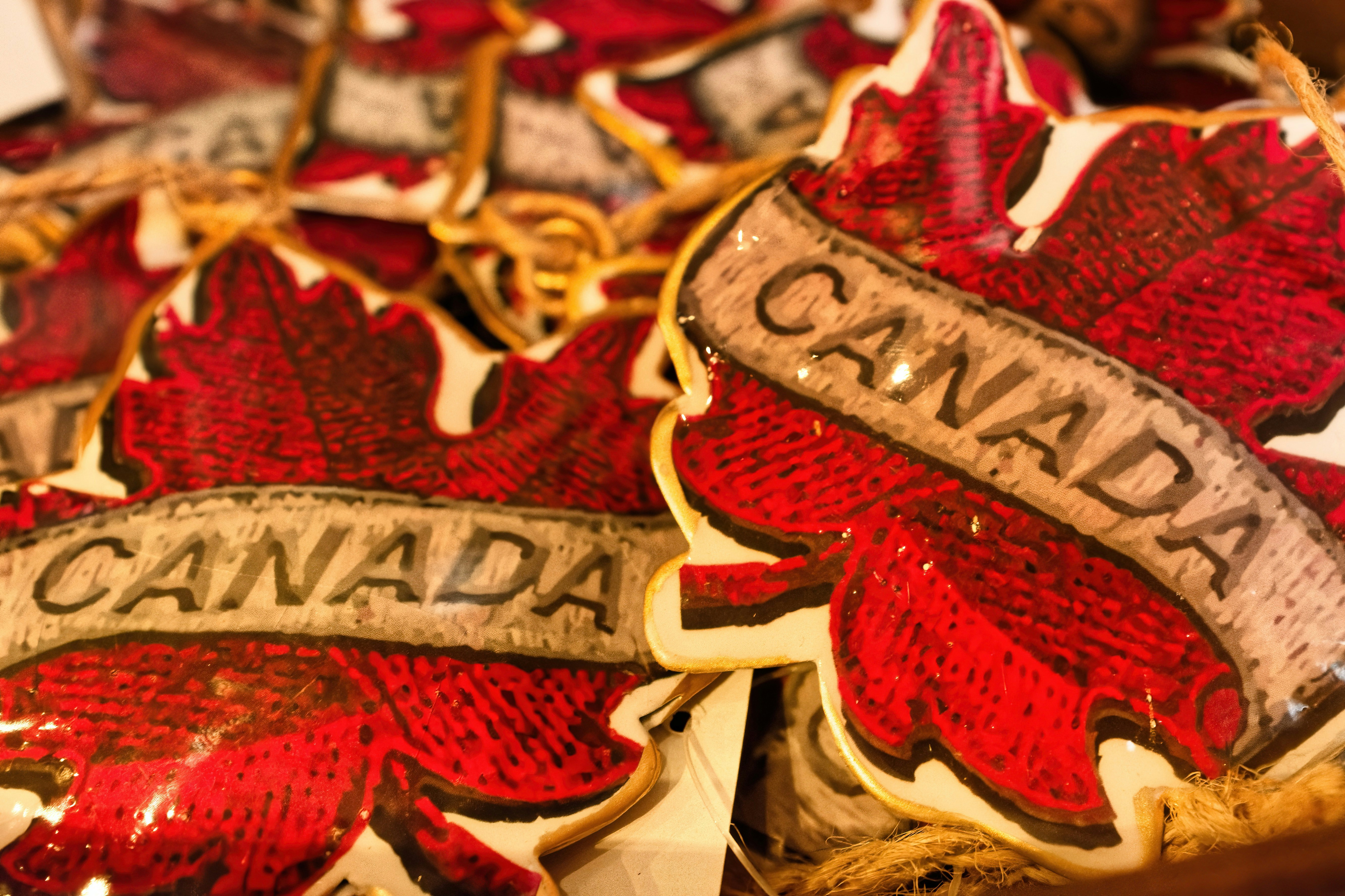 Ornamen daun maple merah dengan teks "kanada"