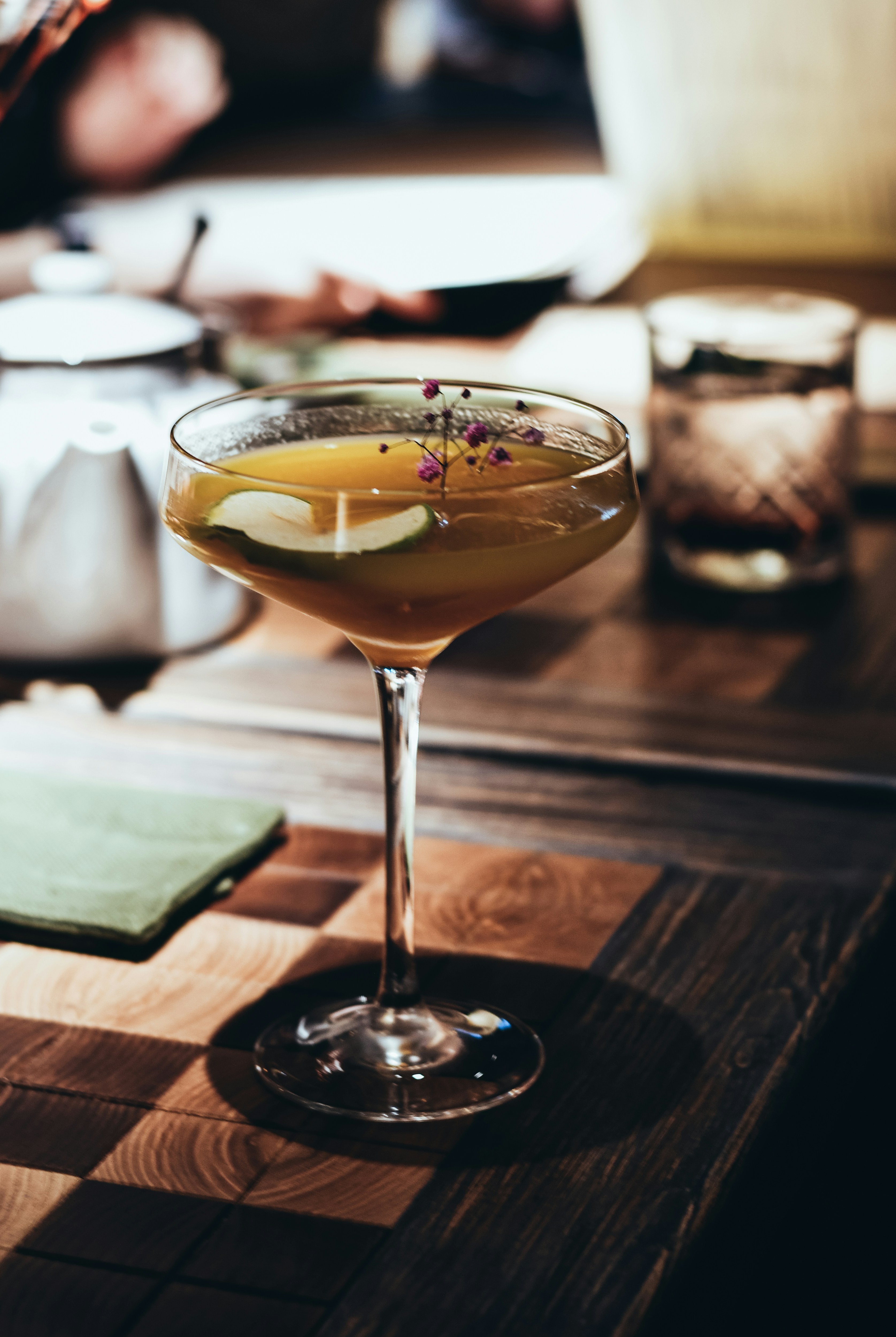 cocktail hour ambiance, wallpaper, Host a Stylish Cocktail Hour: Guide & Ideas 6