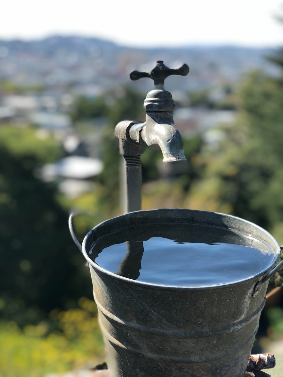 Agua llenando el balde