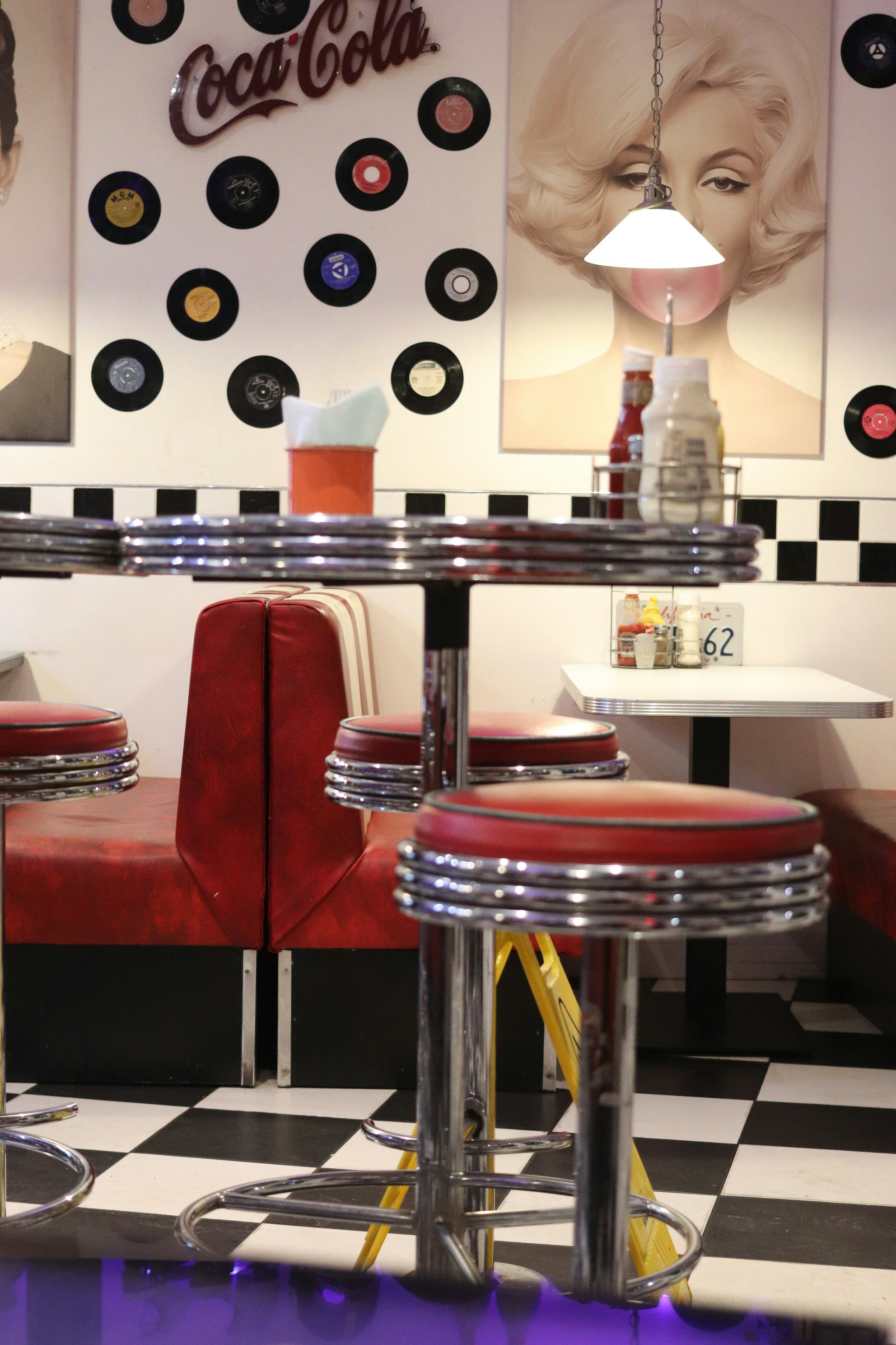 Retro-Diner mit roten Kabinen und Chromhockern