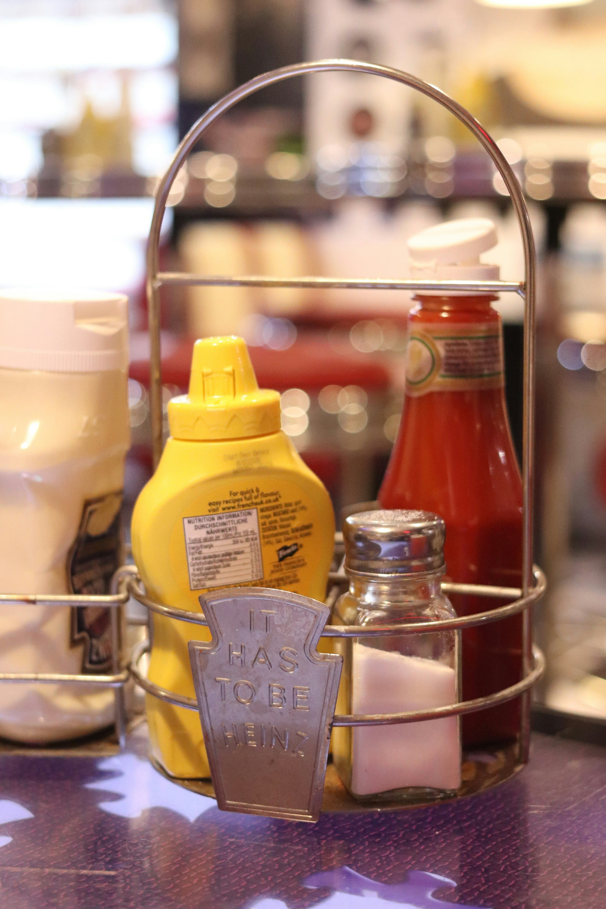 Gewürze in einem Diner-Behälter mit Ketchup und Senf.