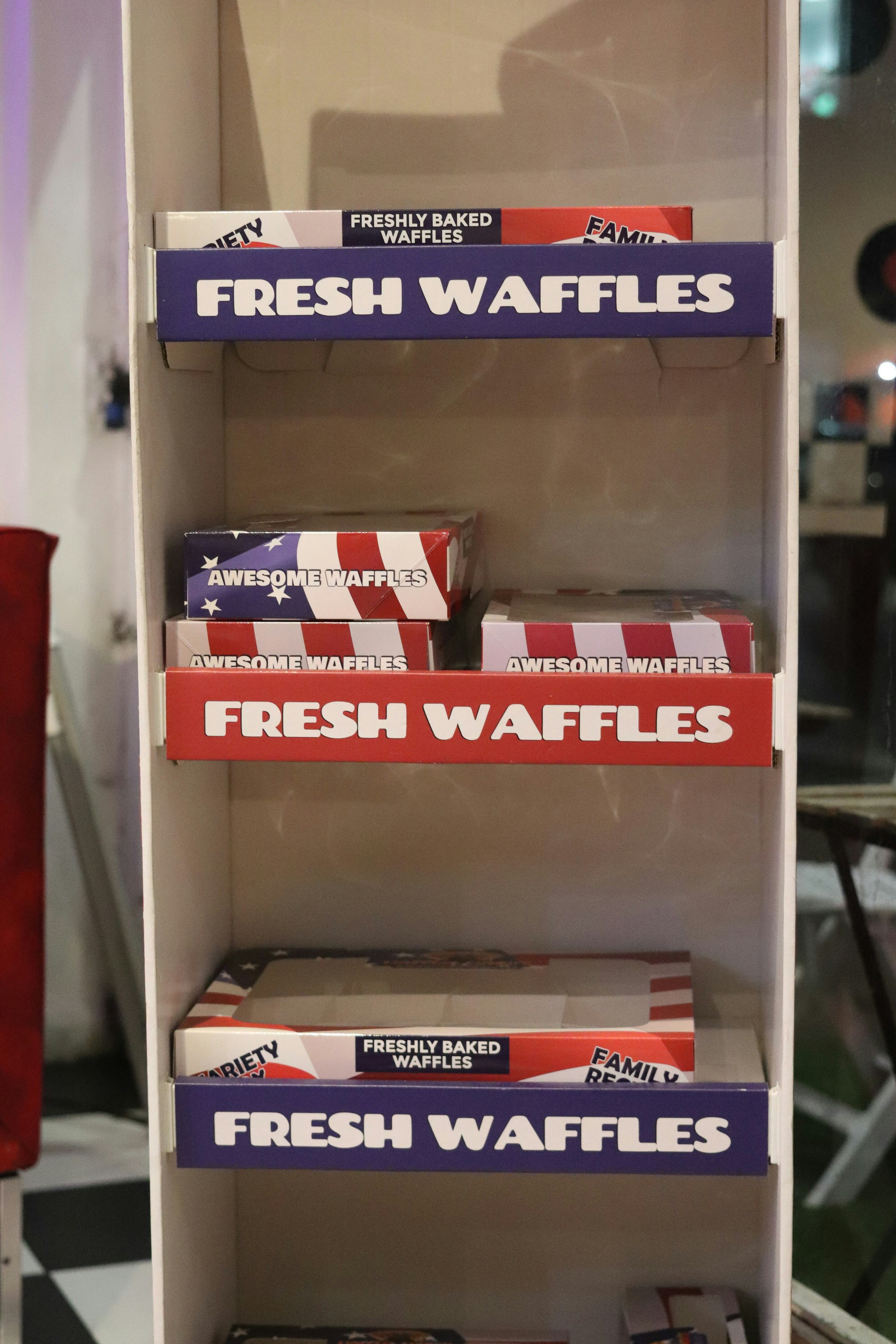 Expositor con cajas etiquetadas como "gofres frescos"