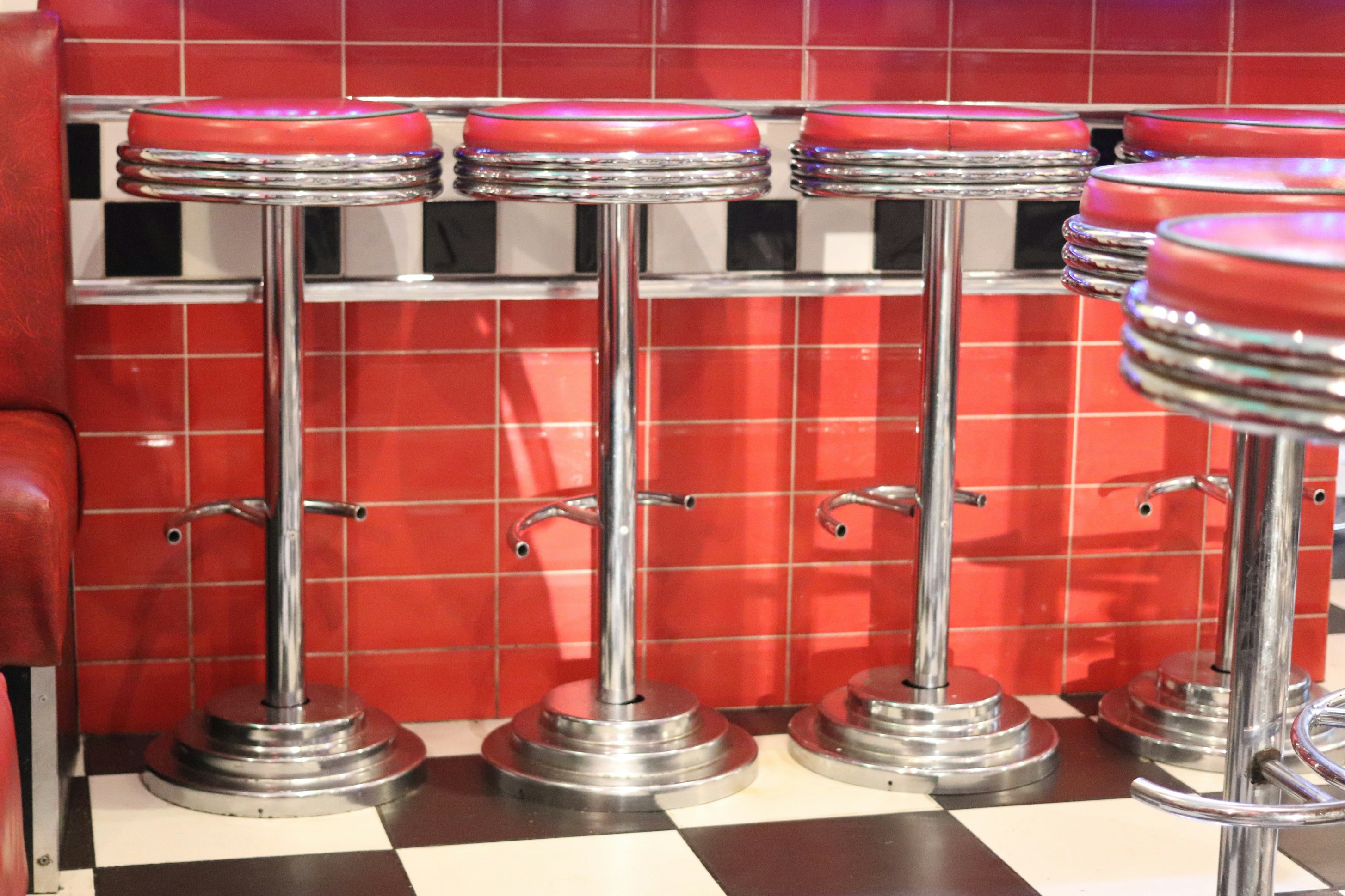 Retro Diner-Barhocker mit roten Sitzen und Chrom.