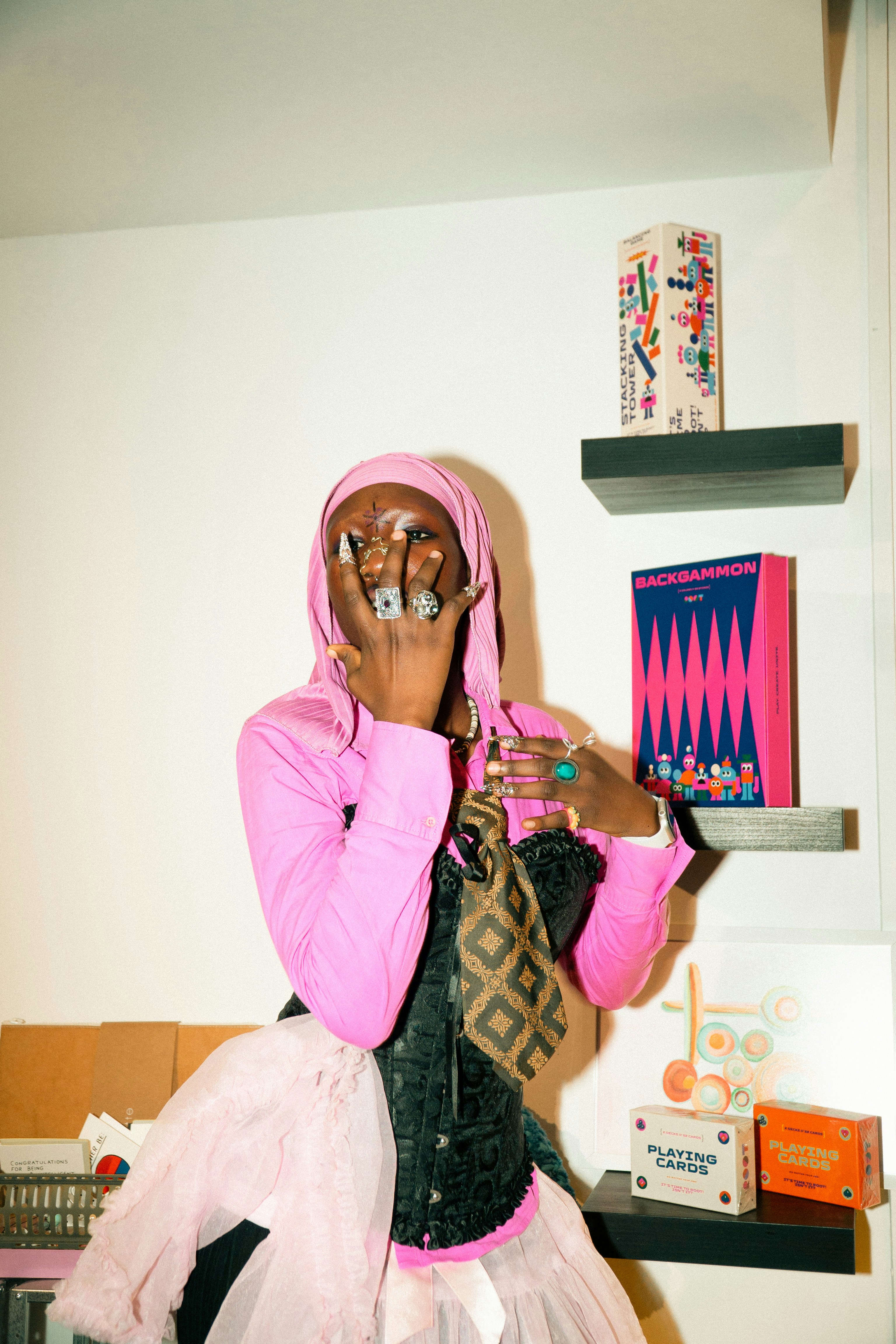 Frau in rosa Kapuzenpulli und schwarzem Korsett mit Schmuck