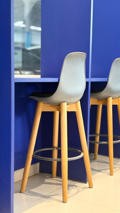 Tabouret empilable en pin