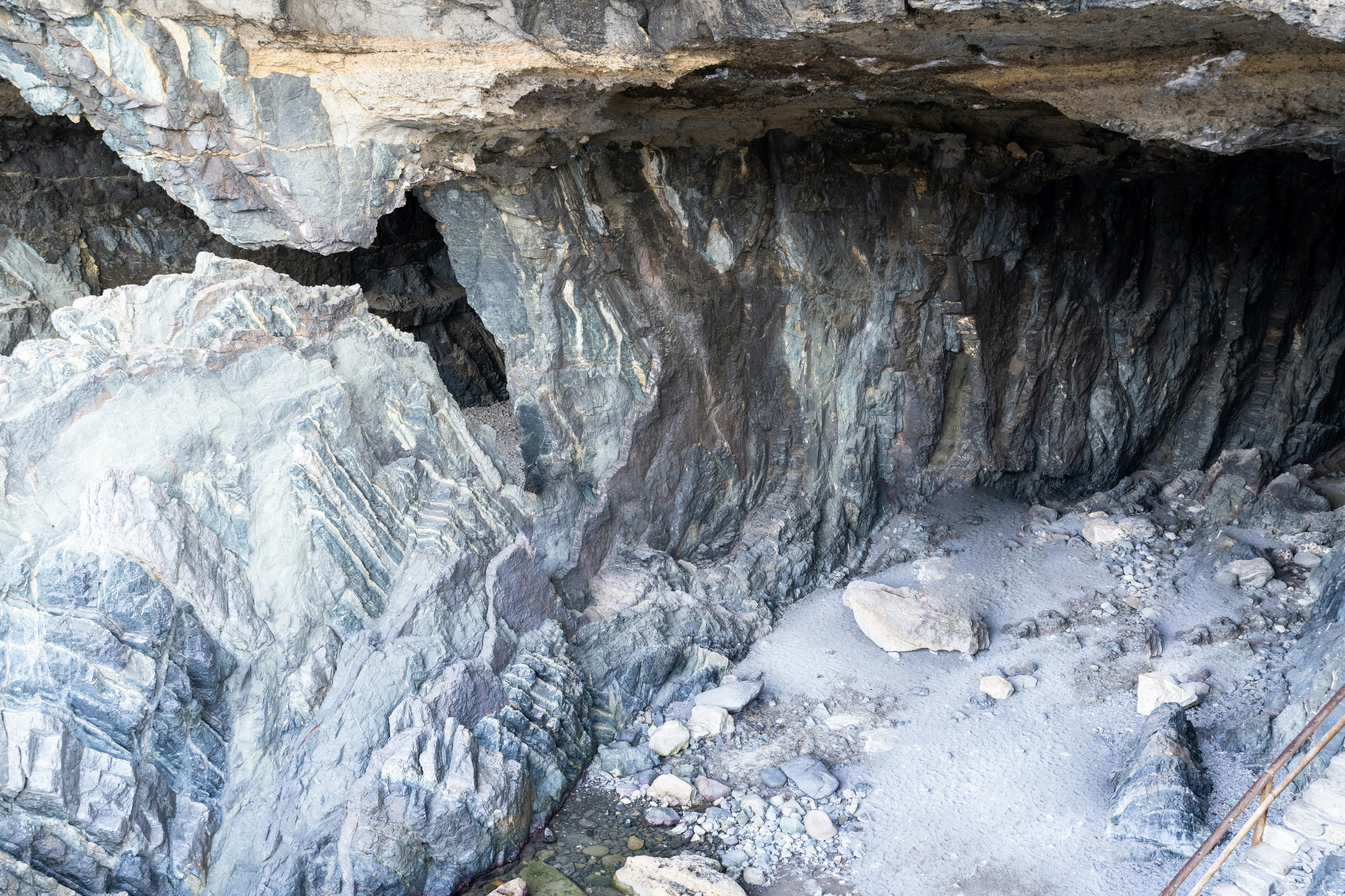 Felshöhlen-Innenraum mit strukturierten Wänden und Boden