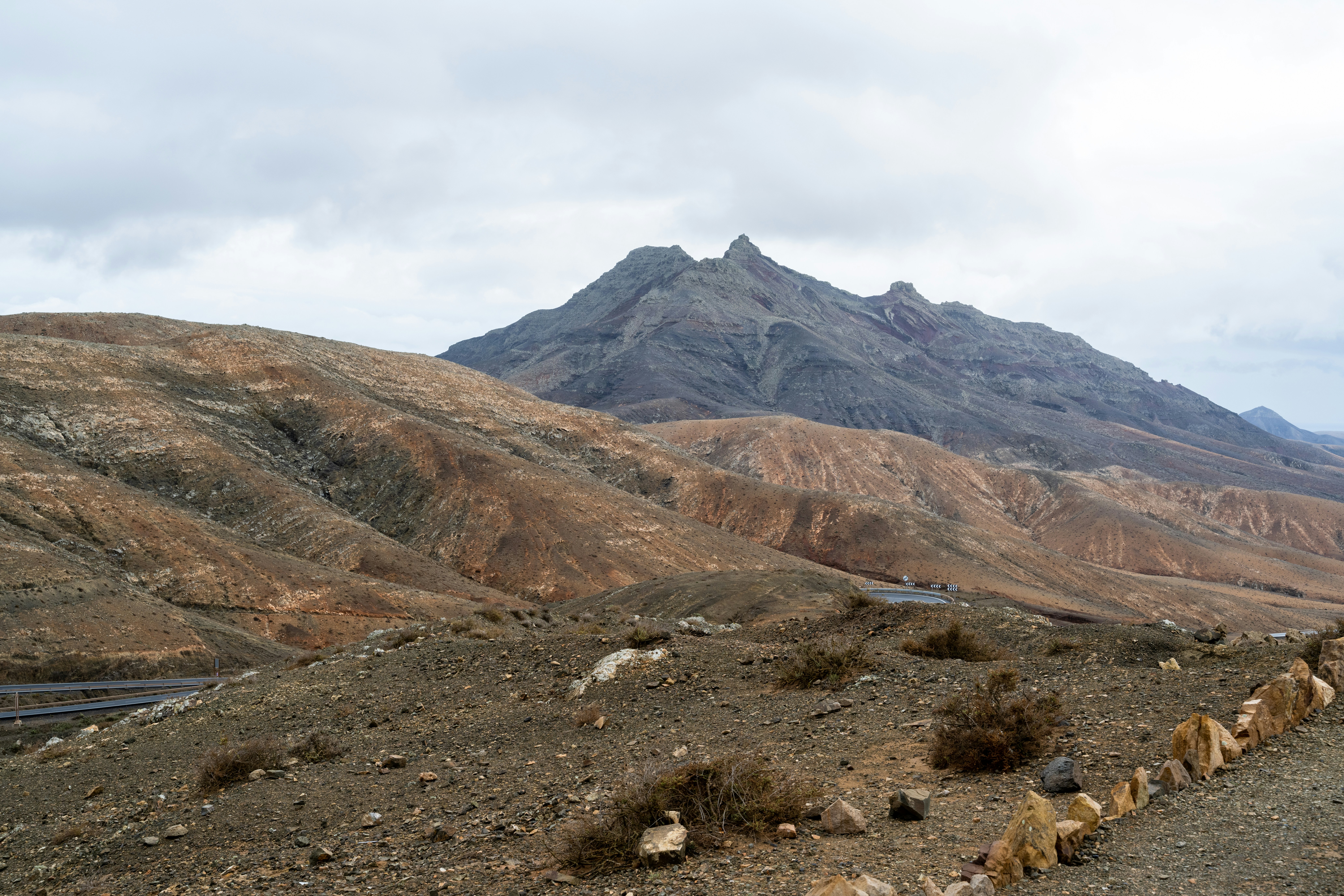 Gezackter Berggipfel unter einem wolkigen Himmel