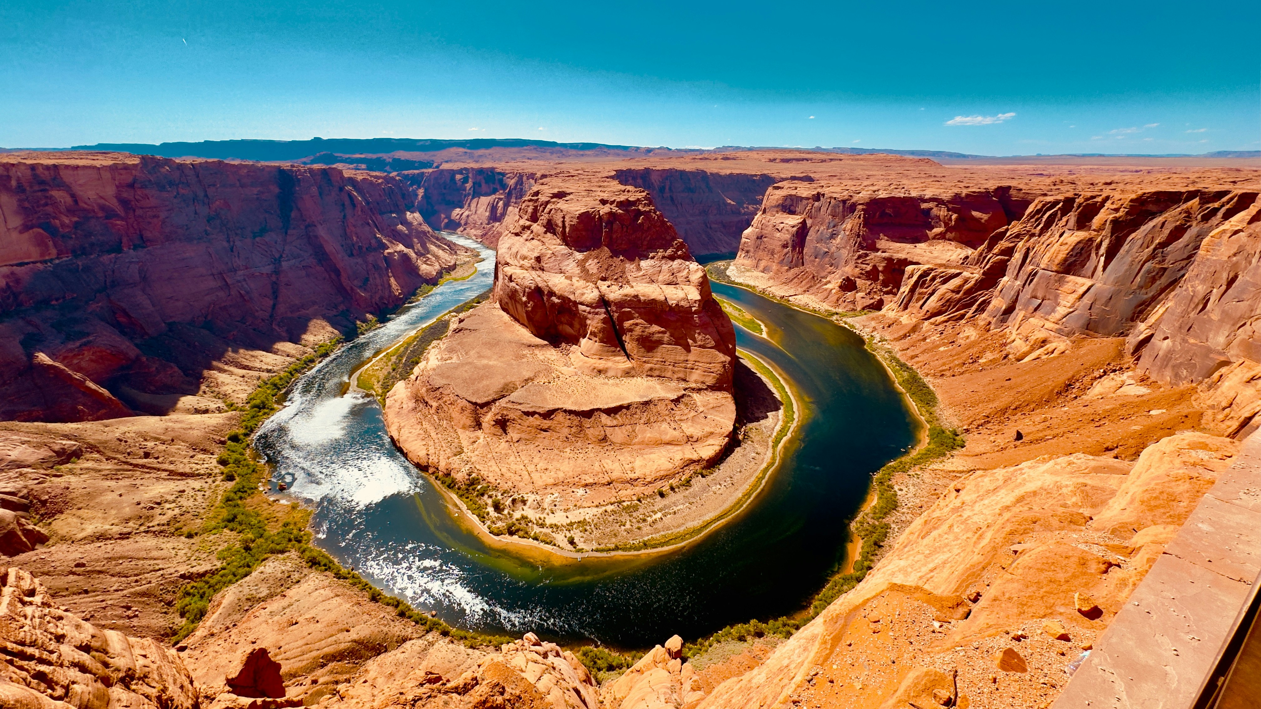 Un virage en fer à cheval avec la rivière Colorado et un paysage désertique.
