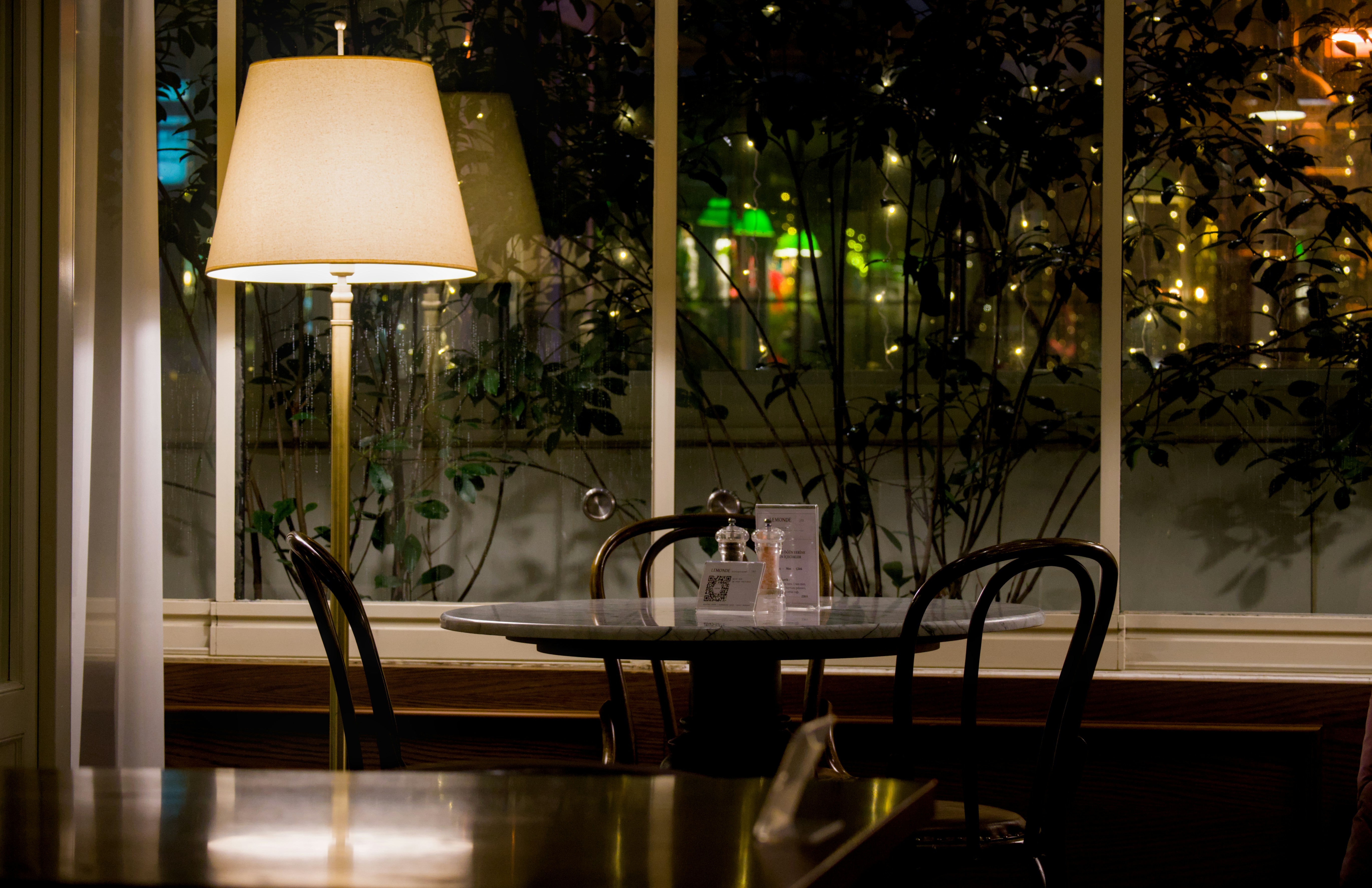 Tisch und Stühle nachts am Fenster