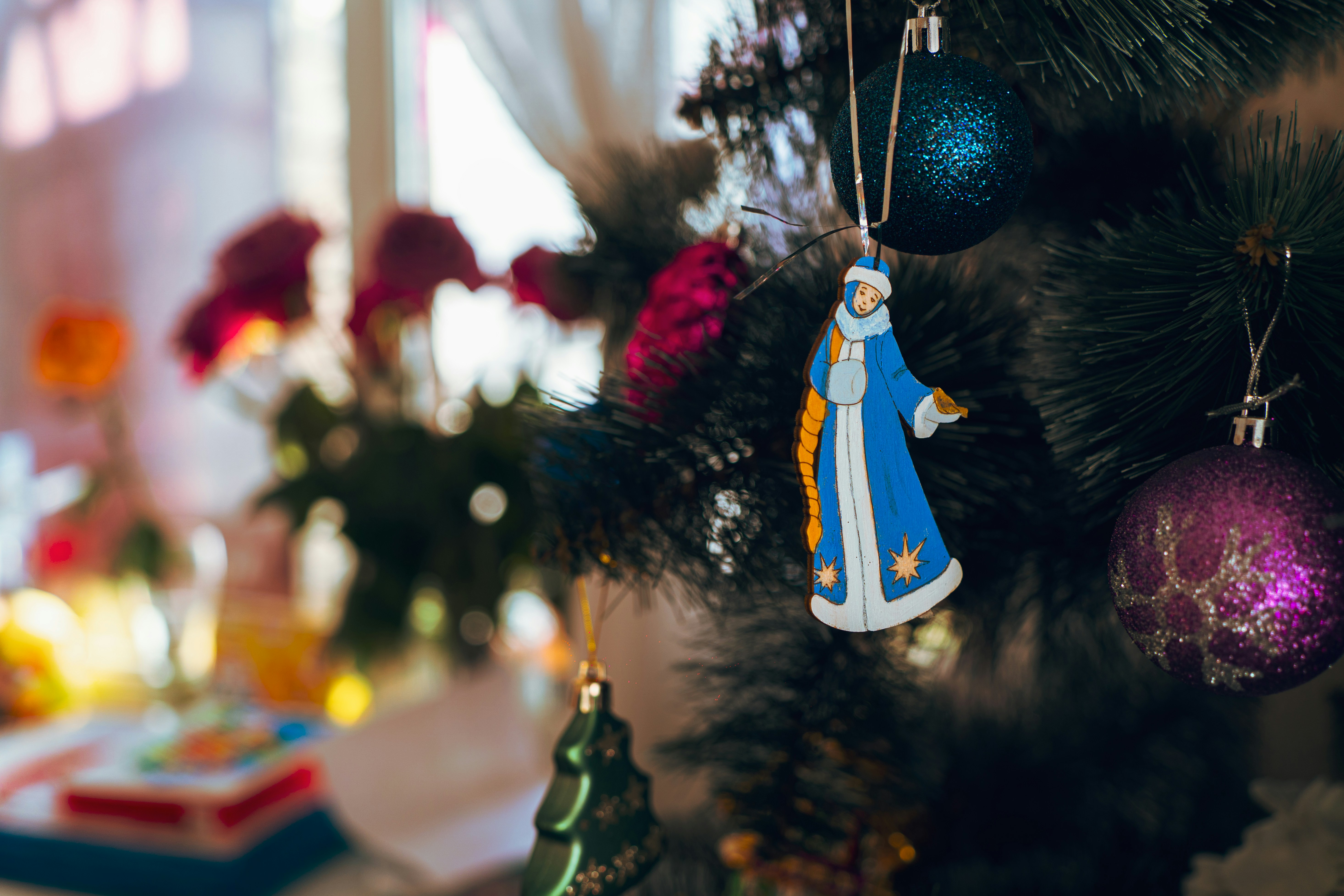 Gros plan d’un sapin de Noël décoré avec des ornements