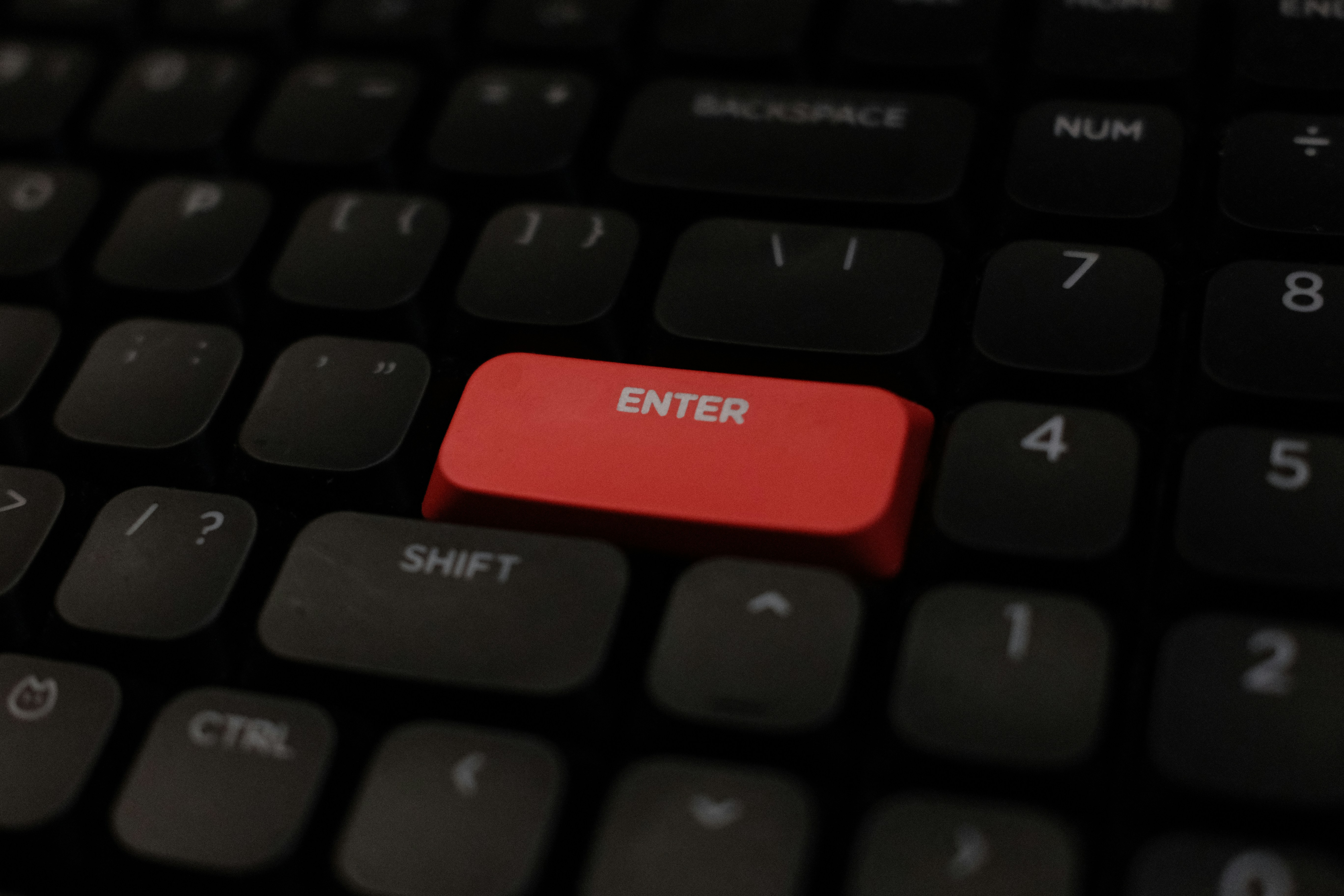 キーボードの赤いエンターキーのクローズアップ