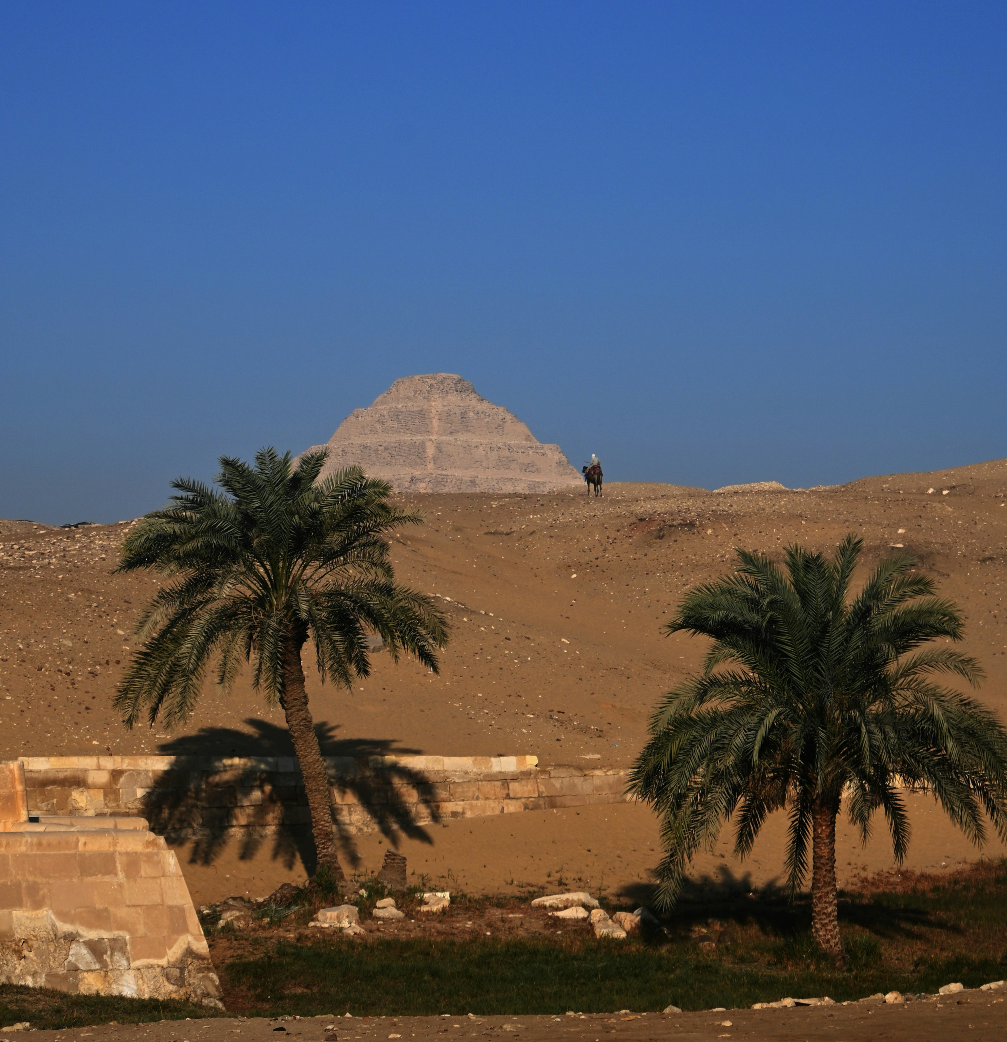 Pirámide en el desierto con palmeras