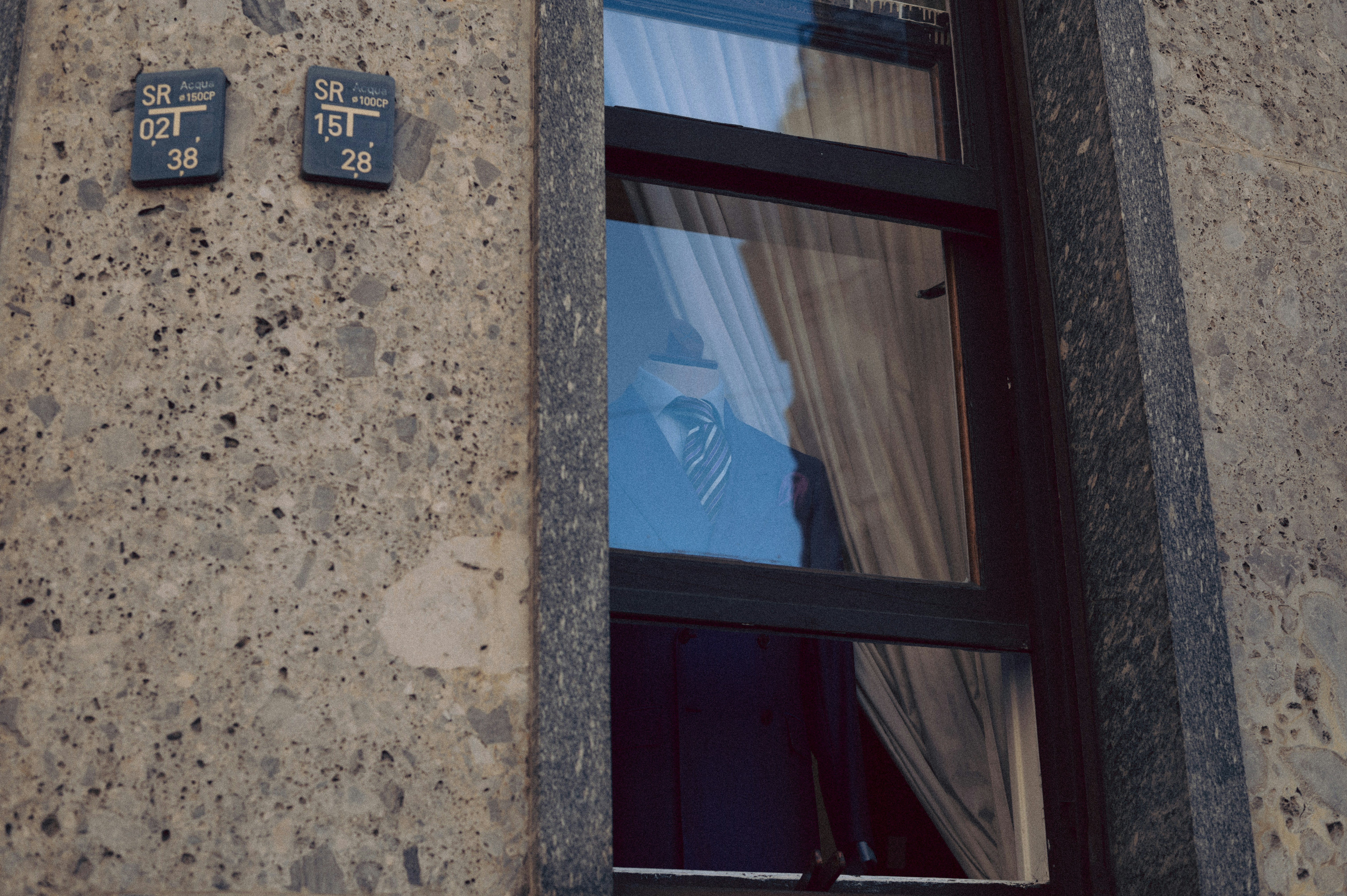 Spiegelbild eines Mannes im Fenster