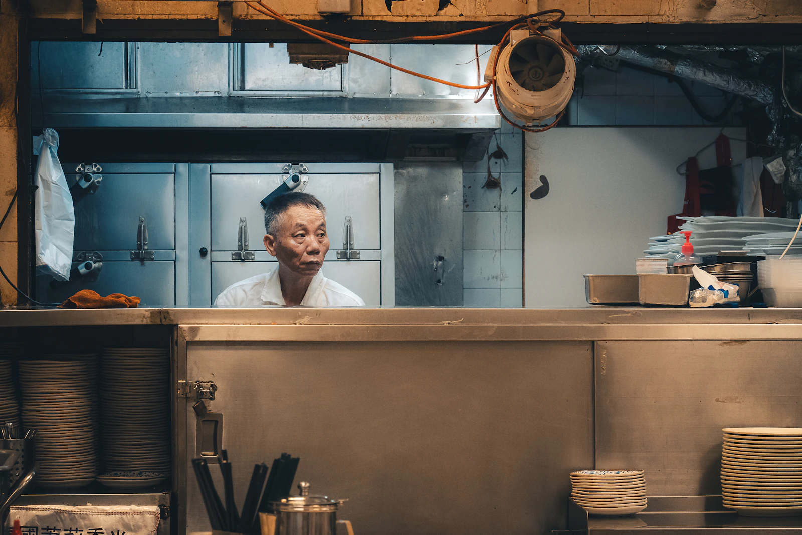 Kock som arbetar i ett restaurangkök