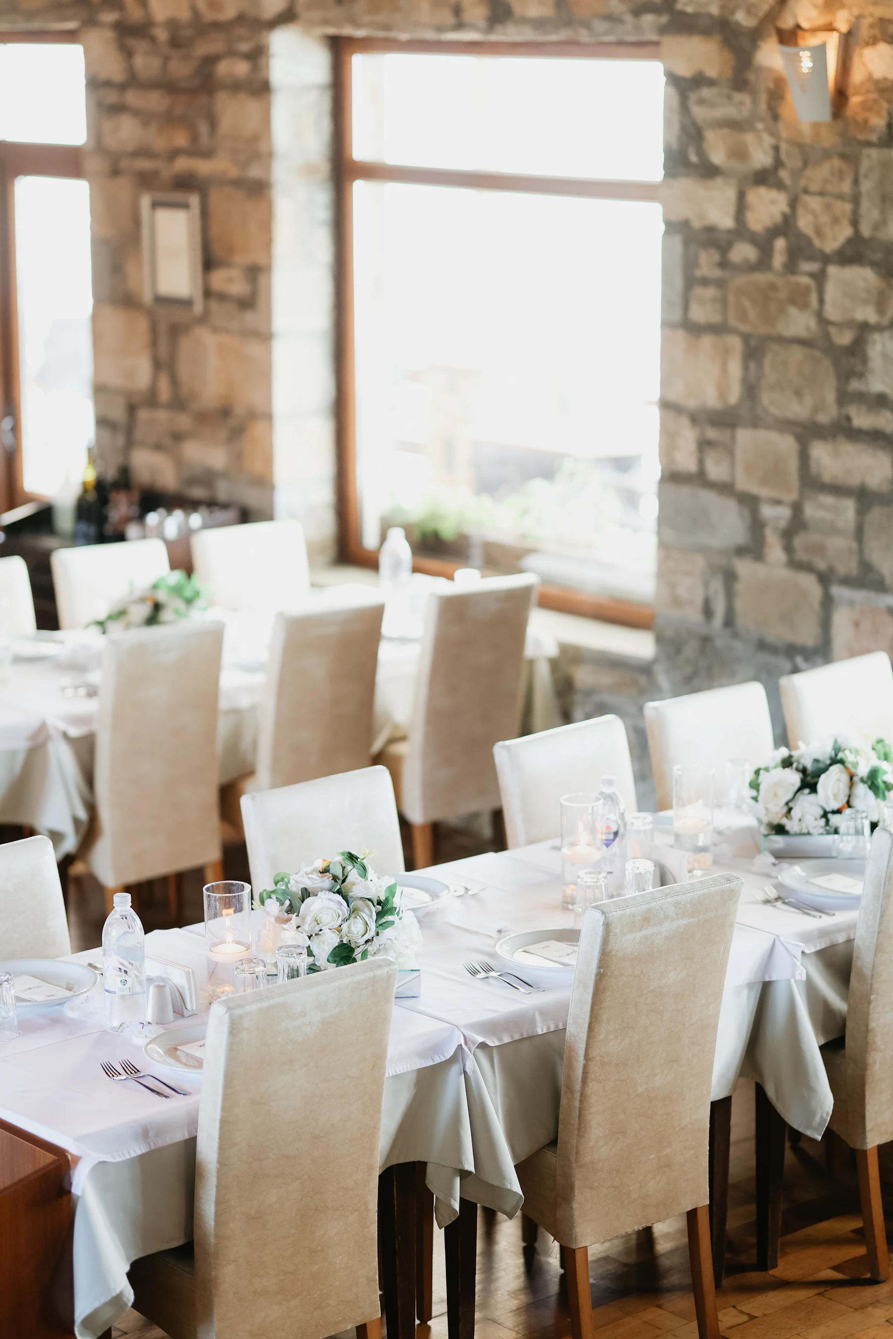 Festlich gedeckte Hochzeitstafel als Inspiration für Hochzeitscatering in Kassel