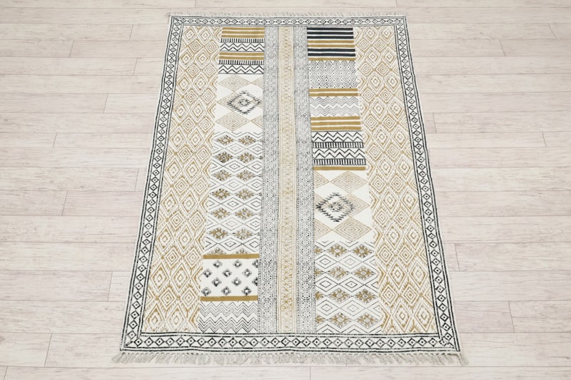 Gemusterter Teppich auf Holzboden